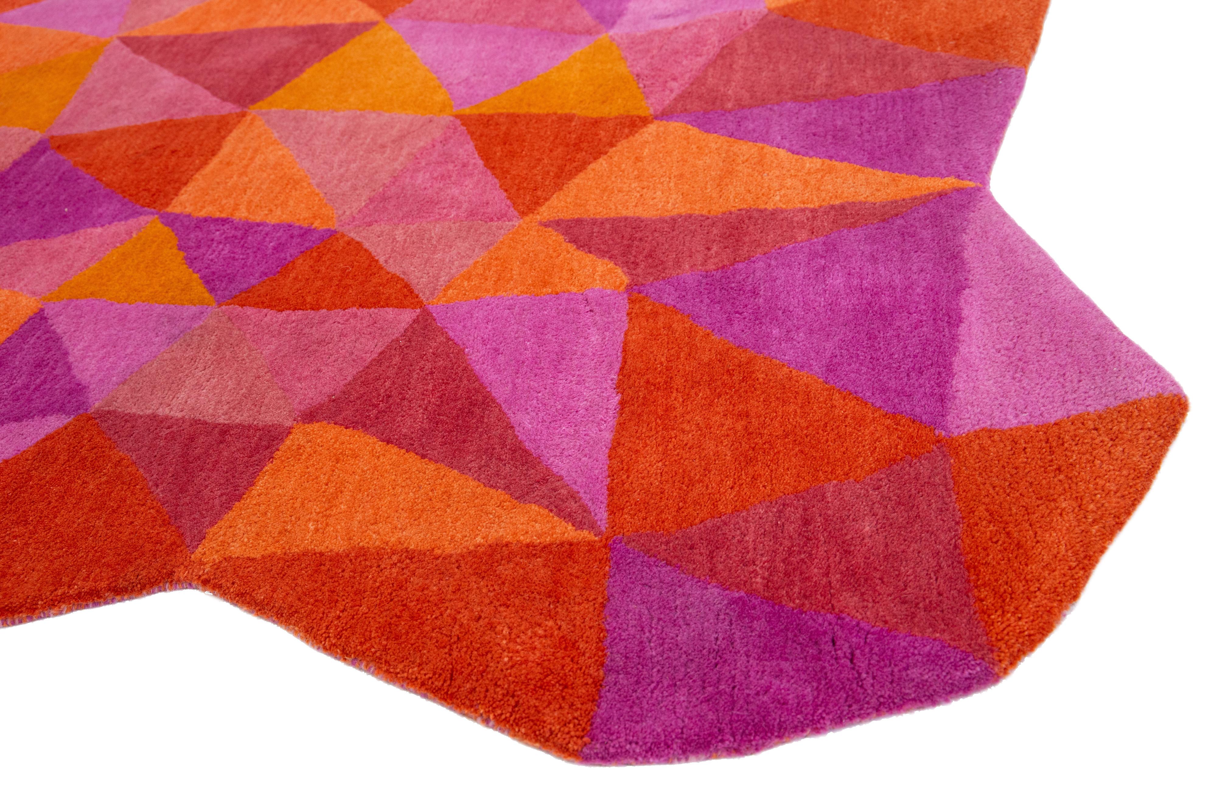 Moderner handgetufteter Fantasia-Wollteppich mit asymmetrischen Mustern von Apadana im Angebot 1