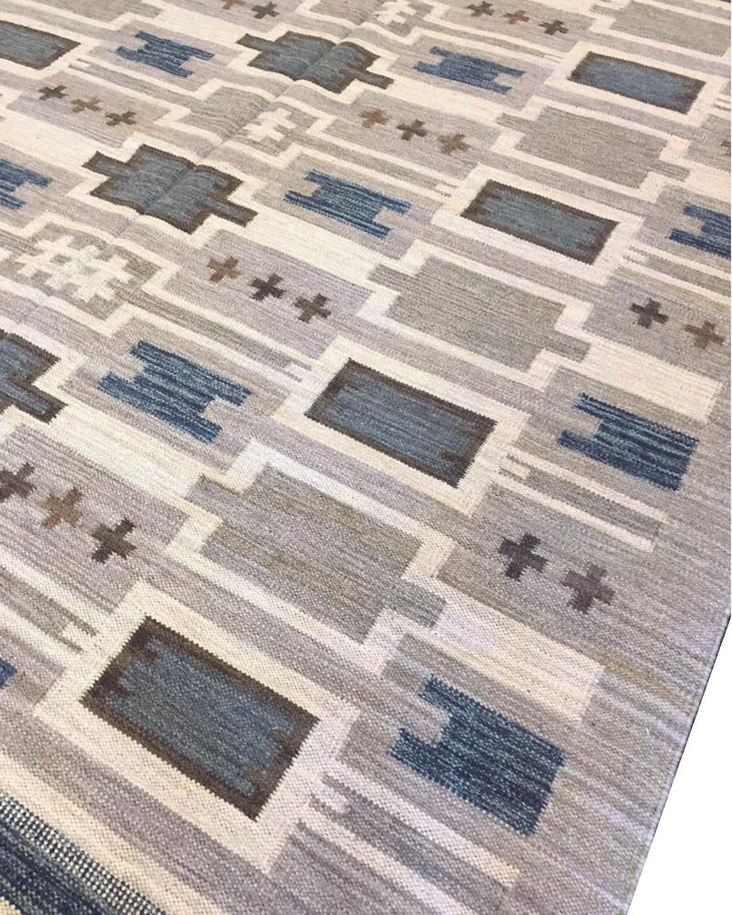 La colección Mansour Modern Swedish se inspira principalmente en las alfombras suecas vintage de tejido plano, cuyos diseños geométricos son más actuales que nunca en el siglo XXI. La colección utiliza varias técnicas de tejido plano, que dan lugar