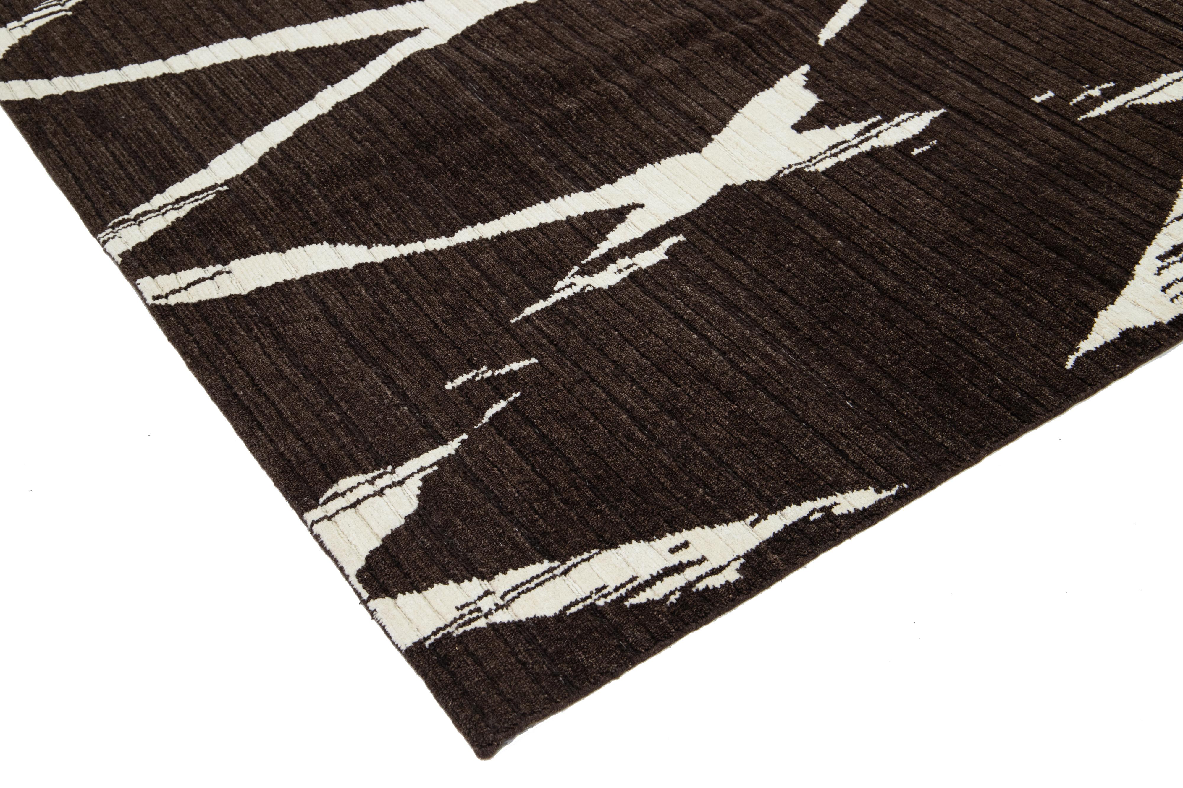 Moderner handgeknüpfter brauner Wollteppich mit geometrischem Design (Indisch) im Angebot