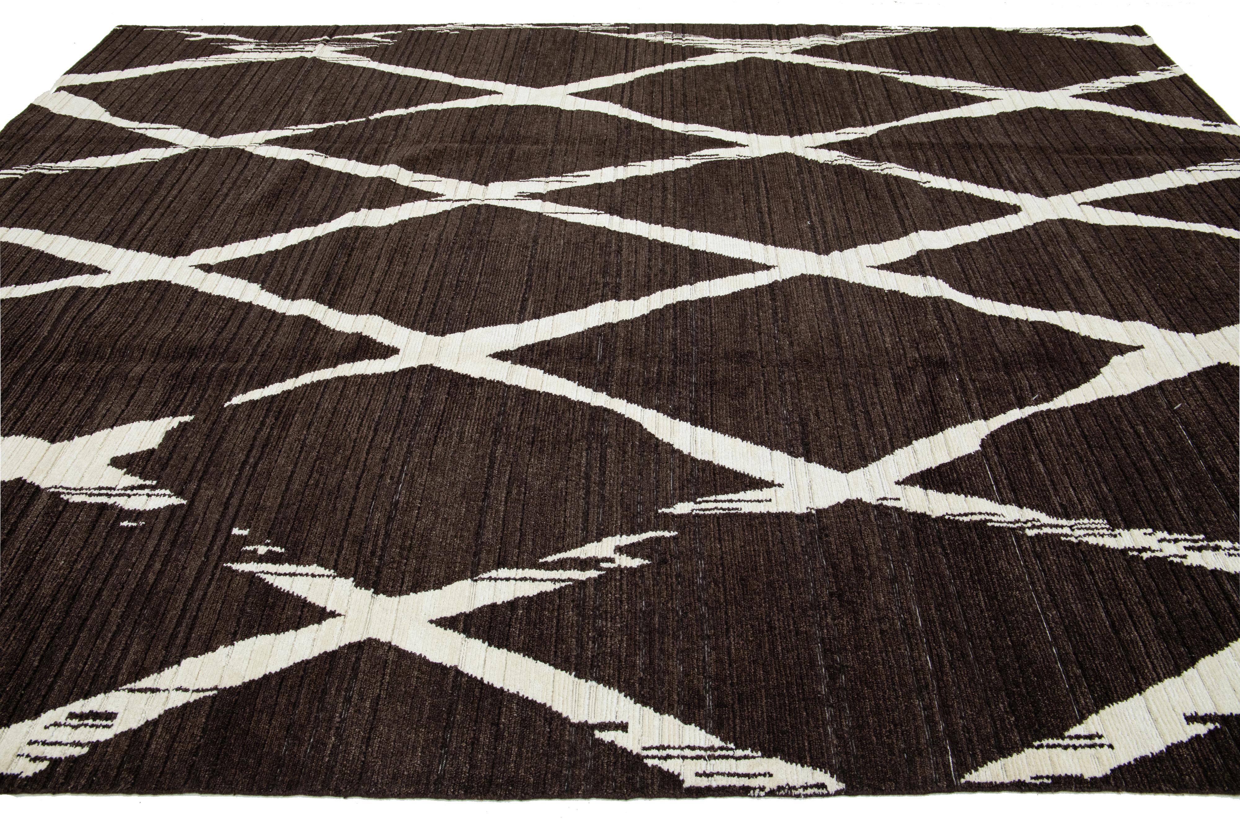 Moderner handgeknüpfter brauner Wollteppich mit geometrischem Design (Wolle) im Angebot