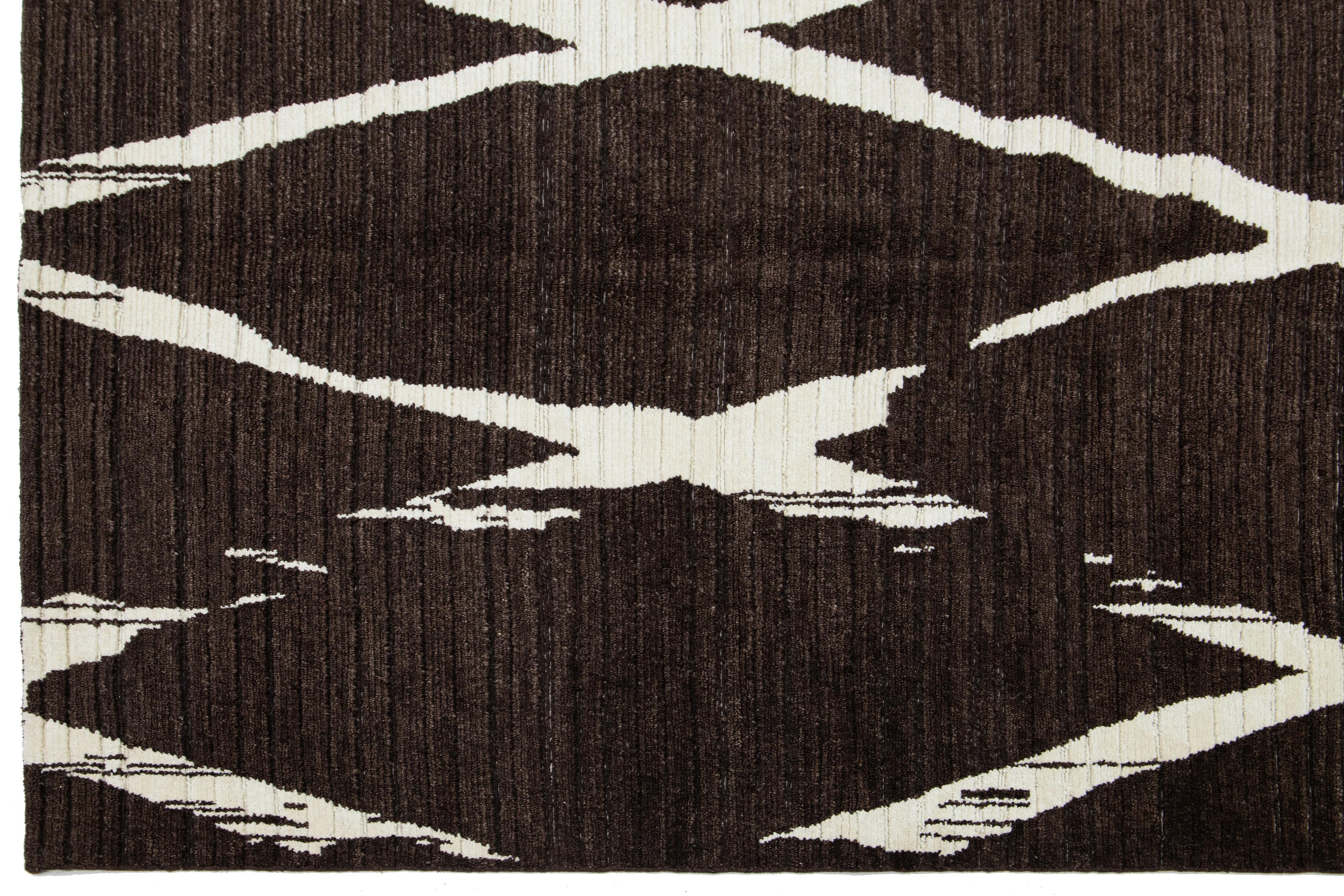 Moderner handgeknüpfter brauner Wollteppich mit geometrischem Design im Angebot 1