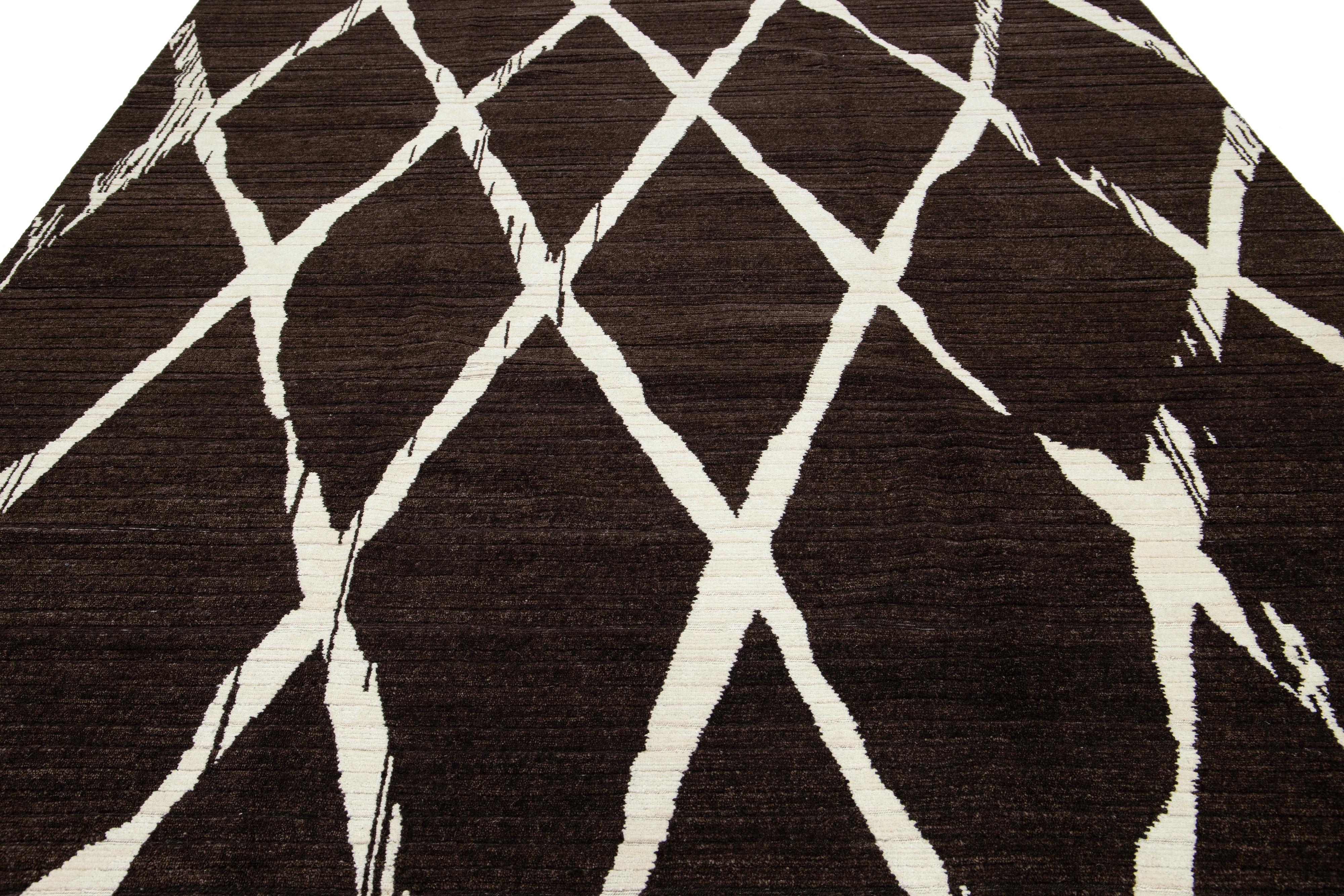 Moderner handgeknüpfter brauner Wollteppich mit geometrischem Design im Angebot 2
