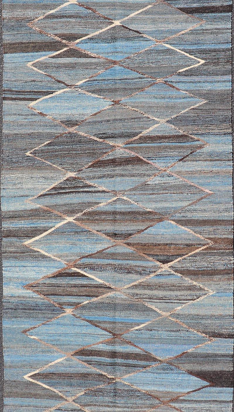 Modern Hand-Woven Flatweave Kilim in Wool with Sub-Geometric Diamond Design In Excellent Condition For Sale In Atlanta, GA