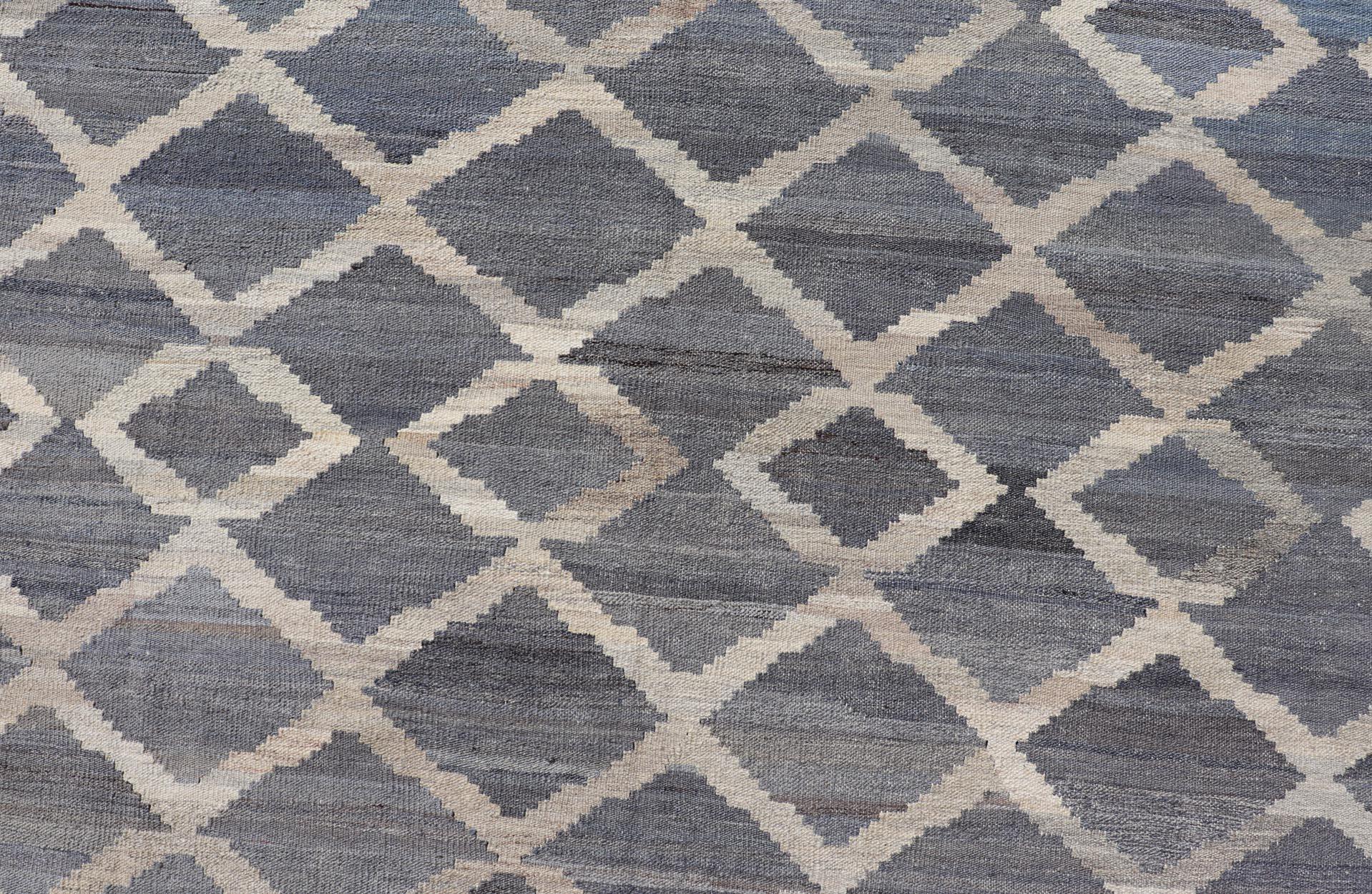 Modern Hand-Woven Kilim in Wool with Sub-Geometric Interlocked Diamond Design For Sale 6
