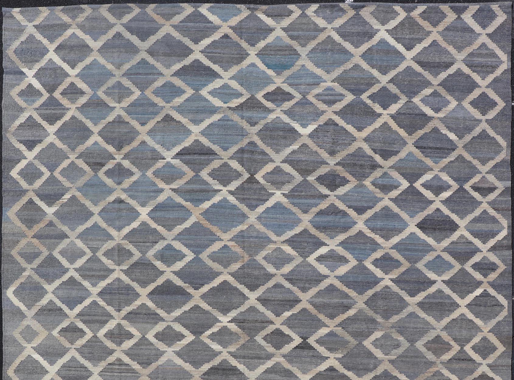 Modern Hand-Woven Kilim in Wool with Sub-Geometric Interlocked Diamond Design In Excellent Condition For Sale In Atlanta, GA