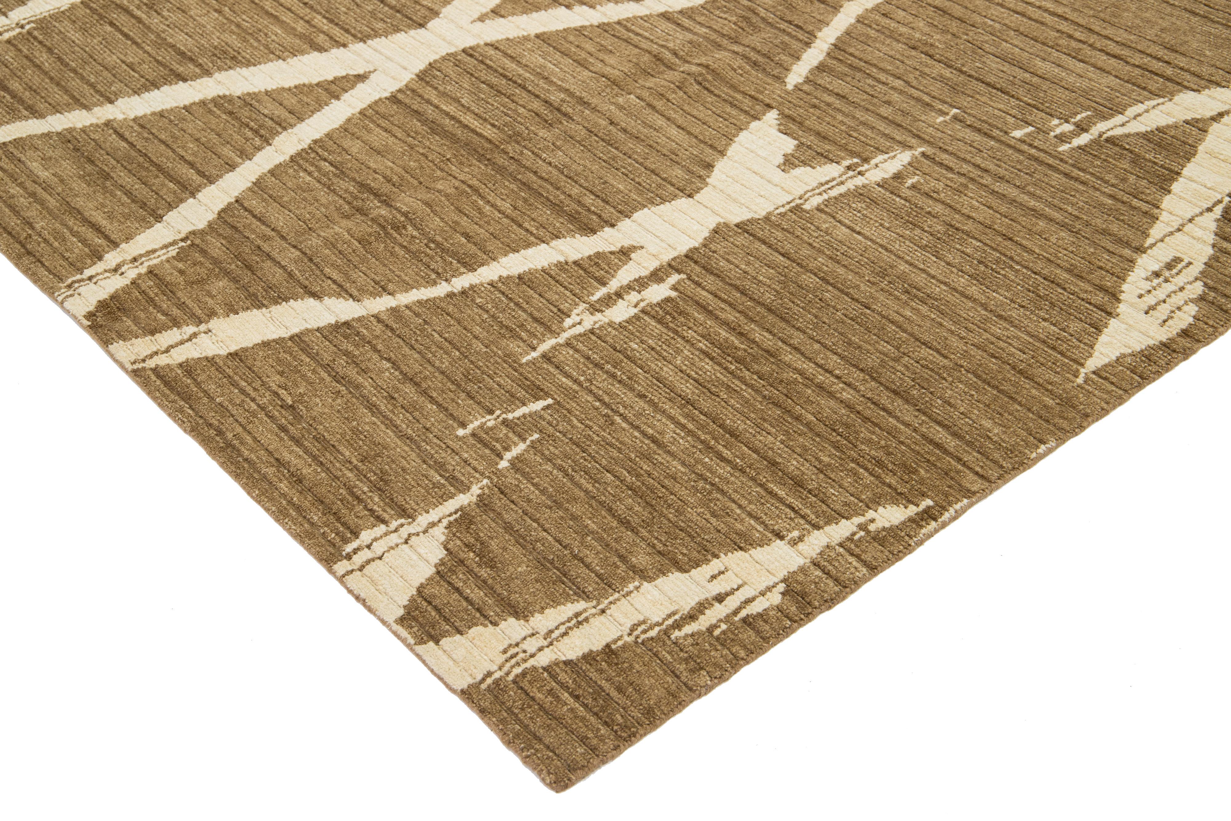 Moderner handgeknüpfter brauner Wollteppich mit geometrischem Design im Angebot 4