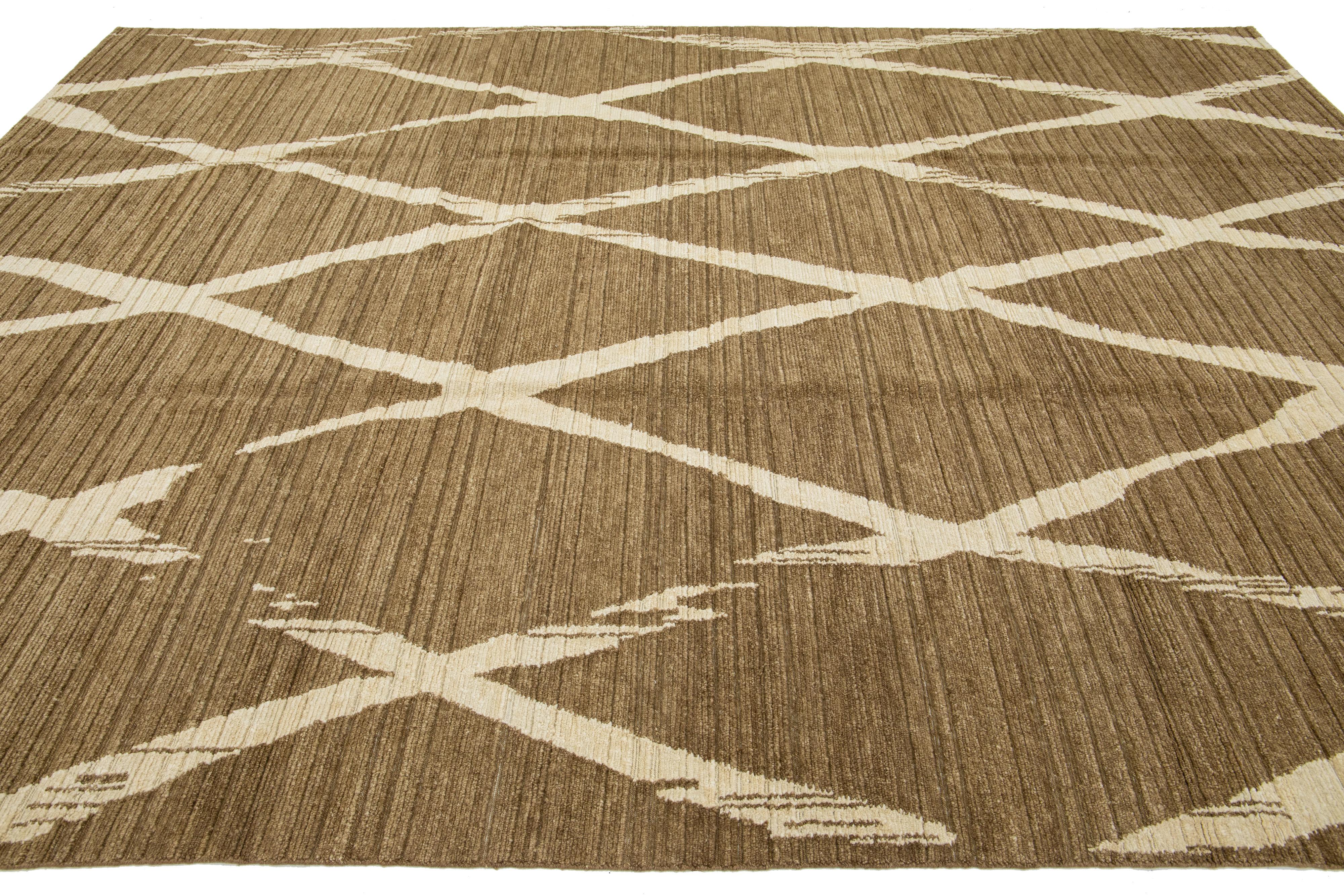 Moderner handgeknüpfter brauner Wollteppich mit geometrischem Design (21. Jahrhundert und zeitgenössisch) im Angebot