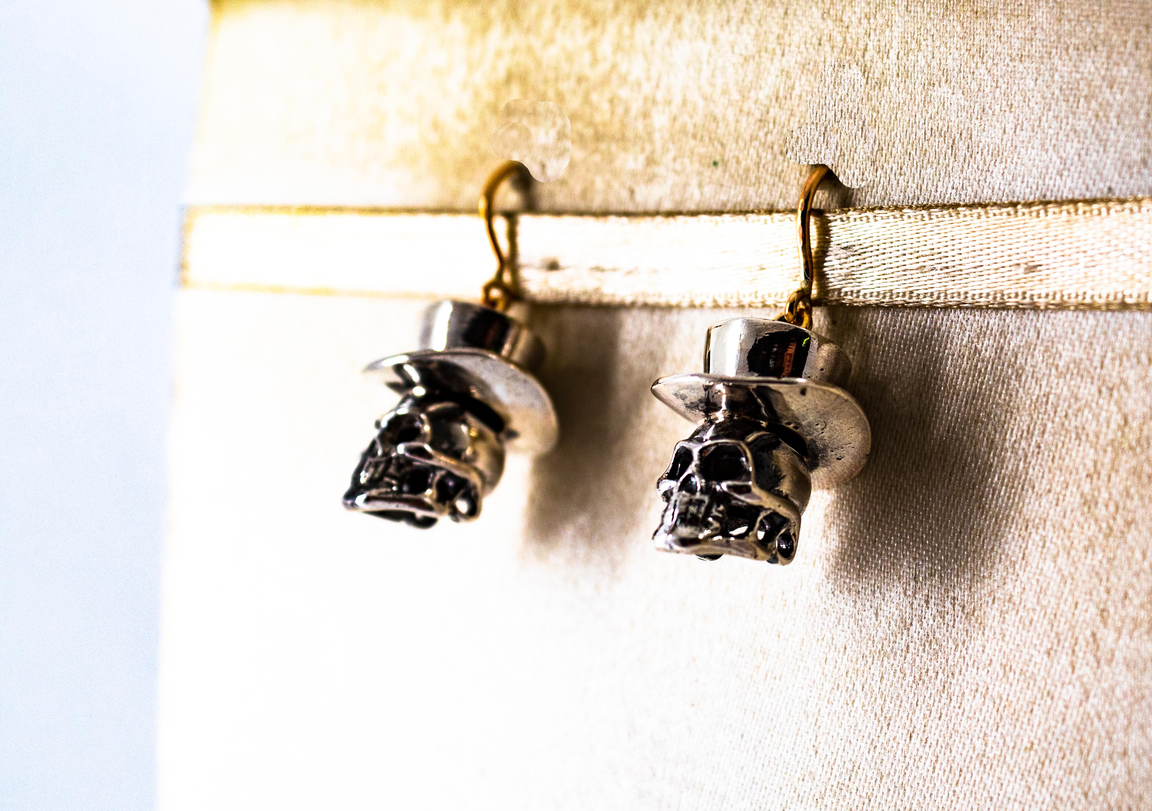 Moderne moderne handgefertigte Ohrringe aus Sterlingsilber Gelbgold mit „ Schädel“-Ohrringen im Angebot 1