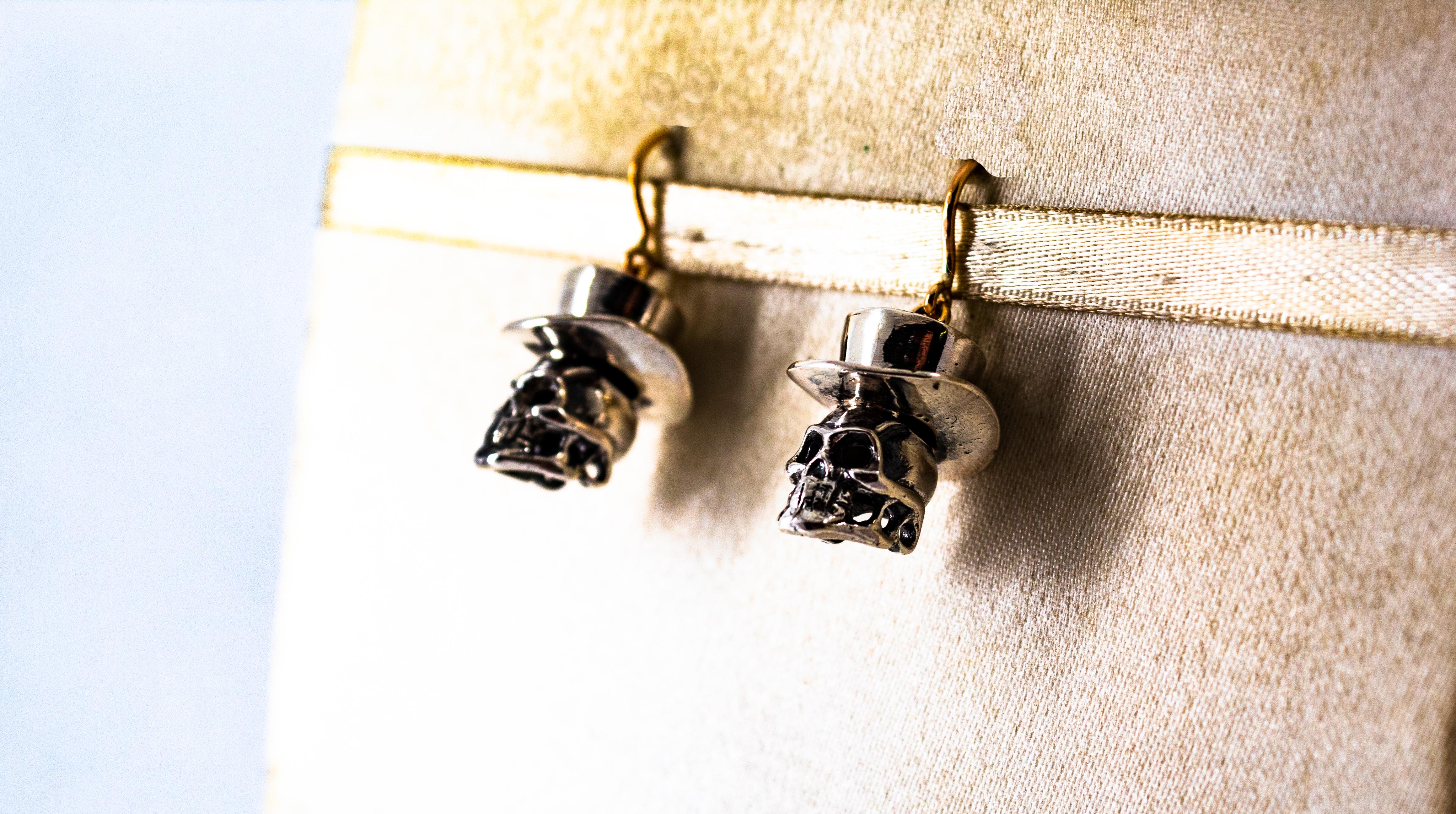 Moderne moderne handgefertigte Ohrringe aus Sterlingsilber Gelbgold mit „ Schädel“-Ohrringen im Angebot 3