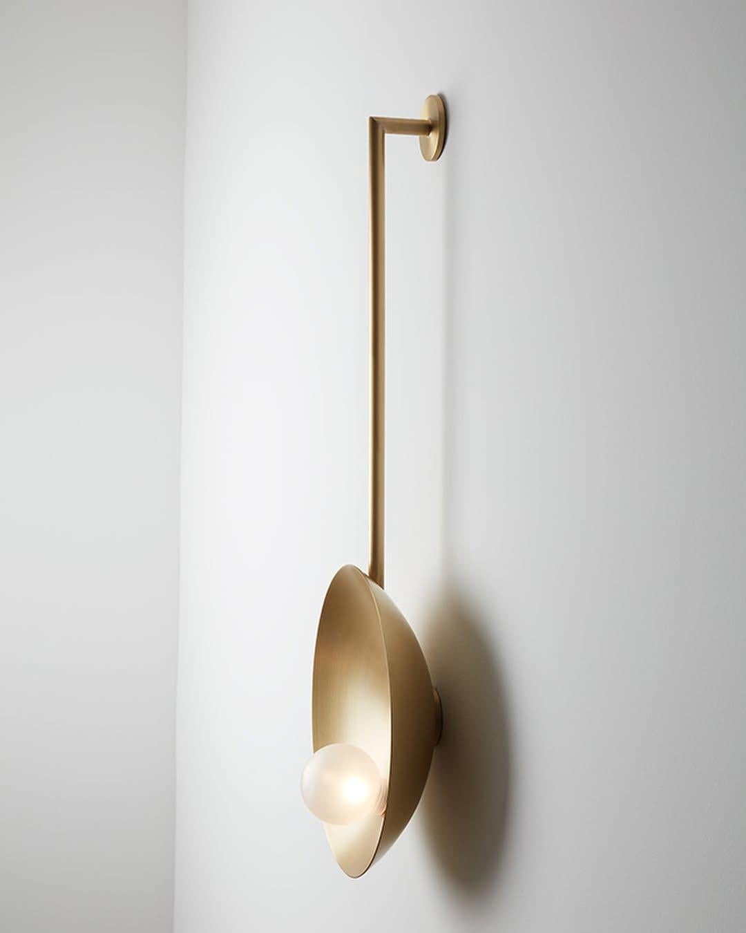 Moderne handgefertigte auster wandleuchte aus gebürsteter bronze mit stange von Carla Baz im Zustand „Neu“ im Angebot in Geneve, CH