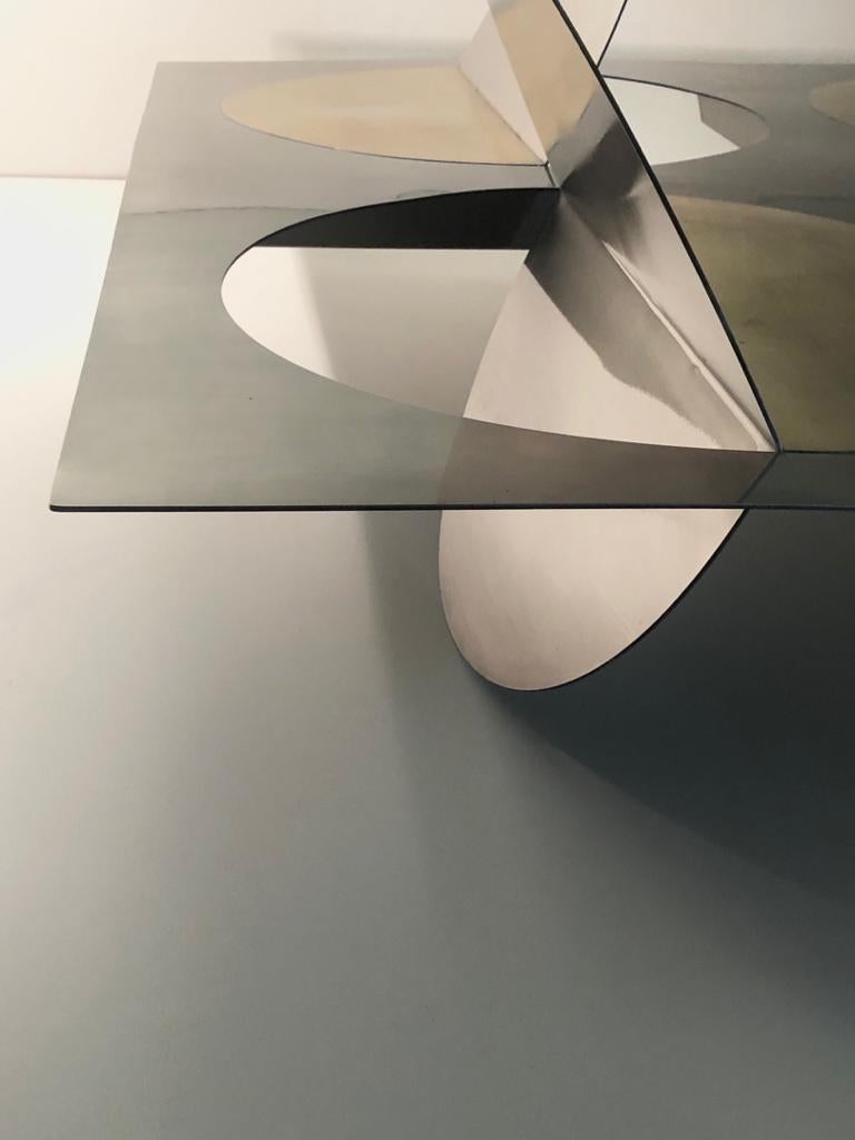 Moderne Table basse géométrique Métal Acier inoxydable Laiton Verre sur le dessus par Ana Volante en vente