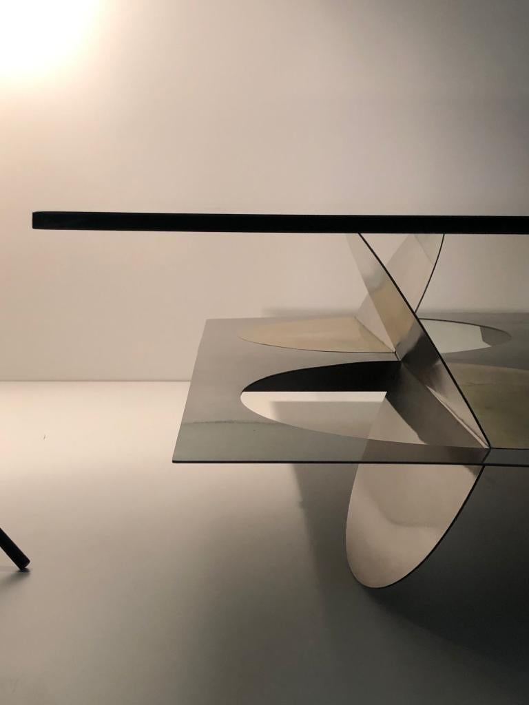 Américain Table basse géométrique Métal Acier inoxydable Laiton Verre sur le dessus par Ana Volante en vente