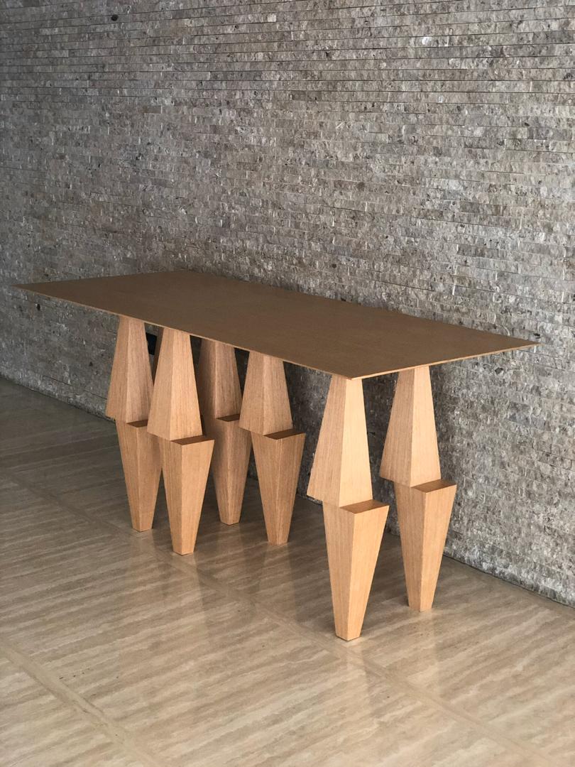 Moderno Tavolo consolle a piramide geometrica in legno di Oak Wood bianco di Ana Volante in vendita