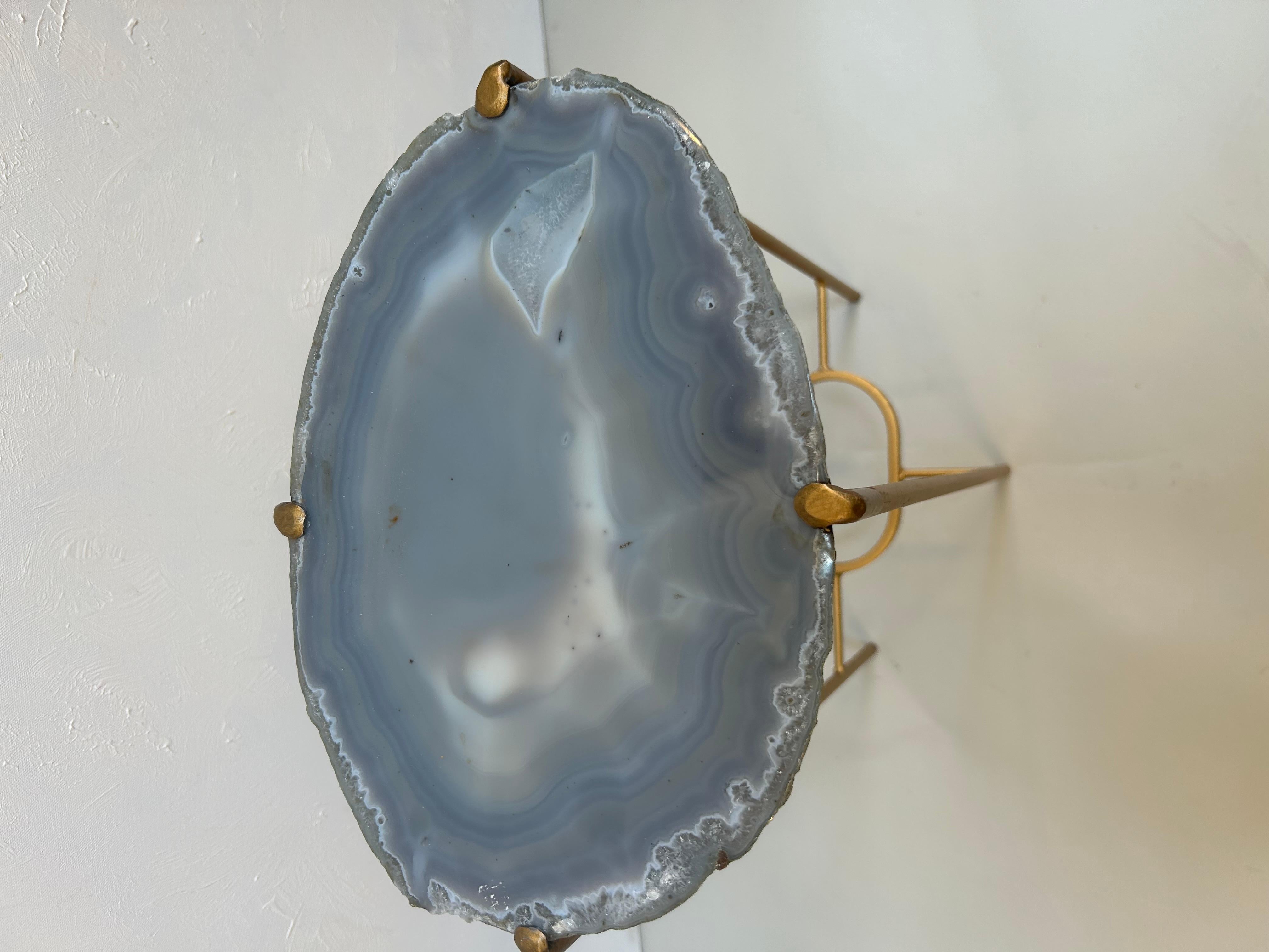 Nos magnifiques tables à boire en forme de géode sont un ajout parfait à n'importe quelle pièce, en particulier dans un endroit où la lumière les attrape parfaitement. Fabriquée à la main avec des plaques de quartzite uniques et du métal doré, cette