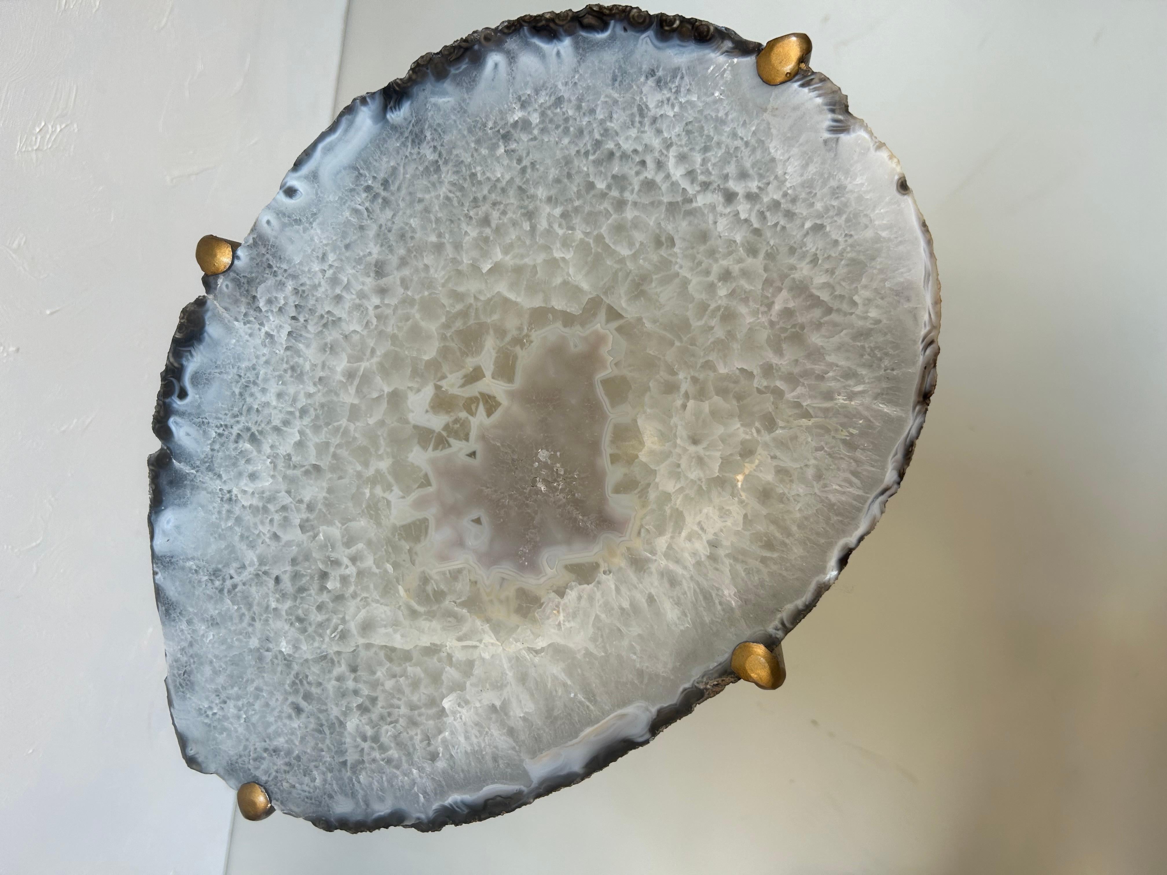 Nos magnifiques tables à boire en géodes sont un ajout parfait à tout salon, en particulier dans un endroit où le soleil les frappe juste comme il faut. Fabriqué à la main avec des plaques de quartzite uniques et du métal doré. Cette table est