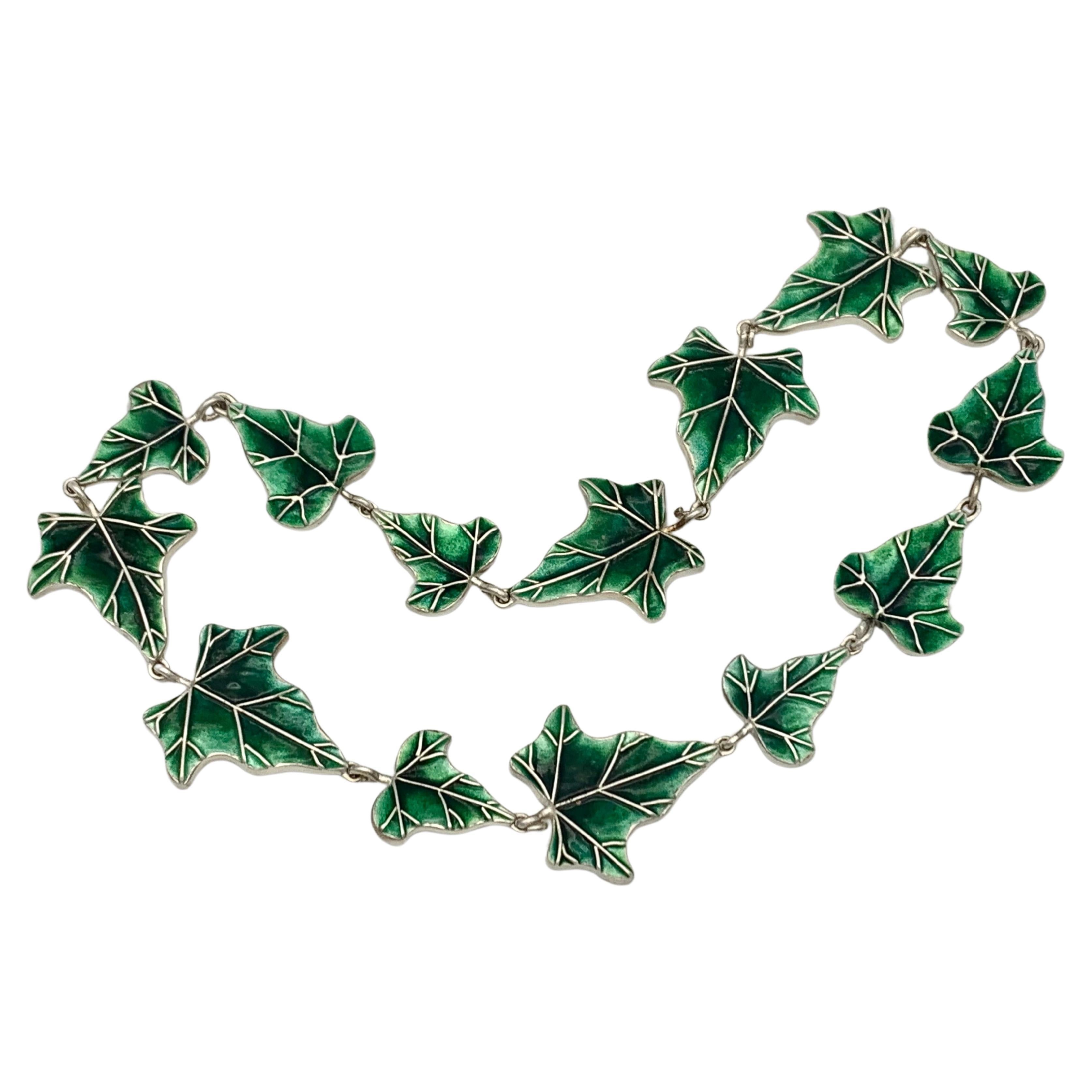 Moderne handgefertigte Efeublätter-Halskette aus Sterlingsilber  Grüne Emaille im Zustand „Gut“ im Angebot in Munich, Bavaria