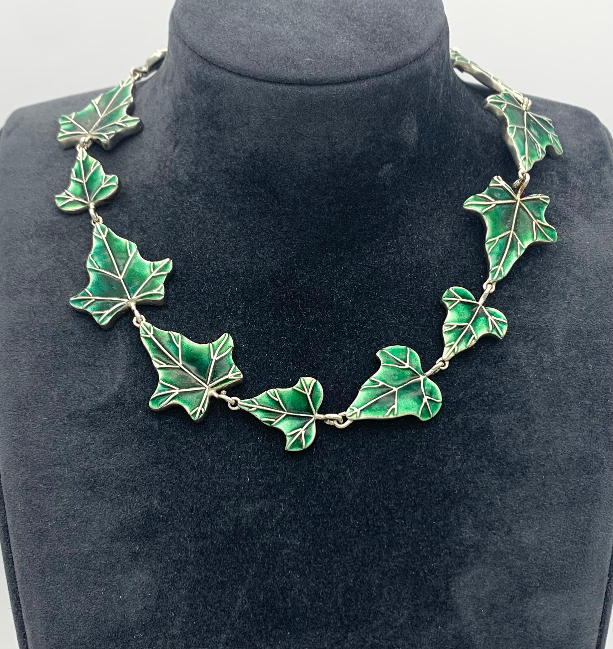 Moderne handgefertigte Efeublätter-Halskette aus Sterlingsilber  Grüne Emaille Damen im Angebot