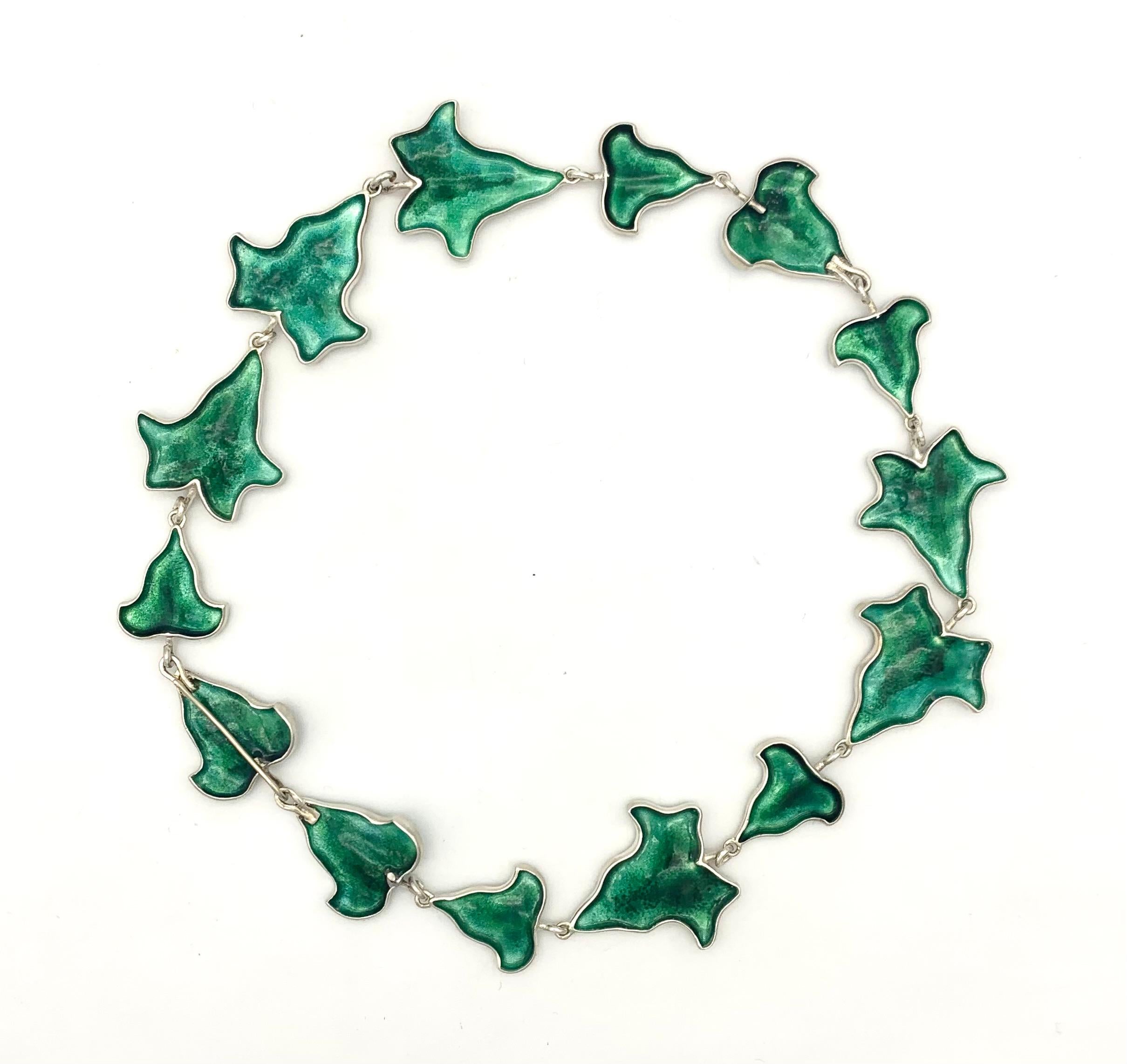 Moderne handgefertigte Efeublätter-Halskette aus Sterlingsilber  Grüne Emaille im Angebot 1