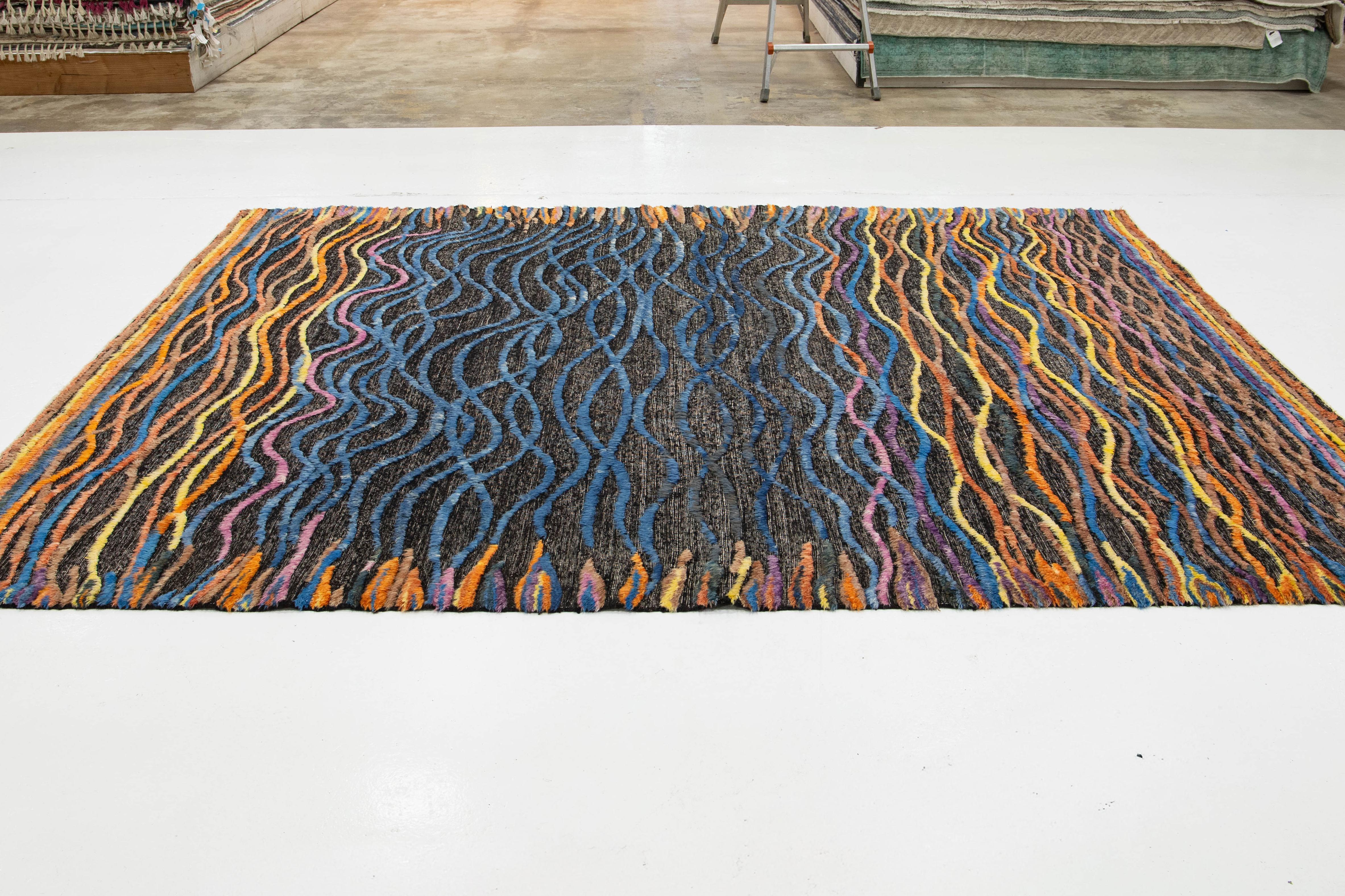 Alfombra Moderna de Lana Estilo Marroquí Hecha a Mano con Diseño Abstracto Multicolor en venta 3