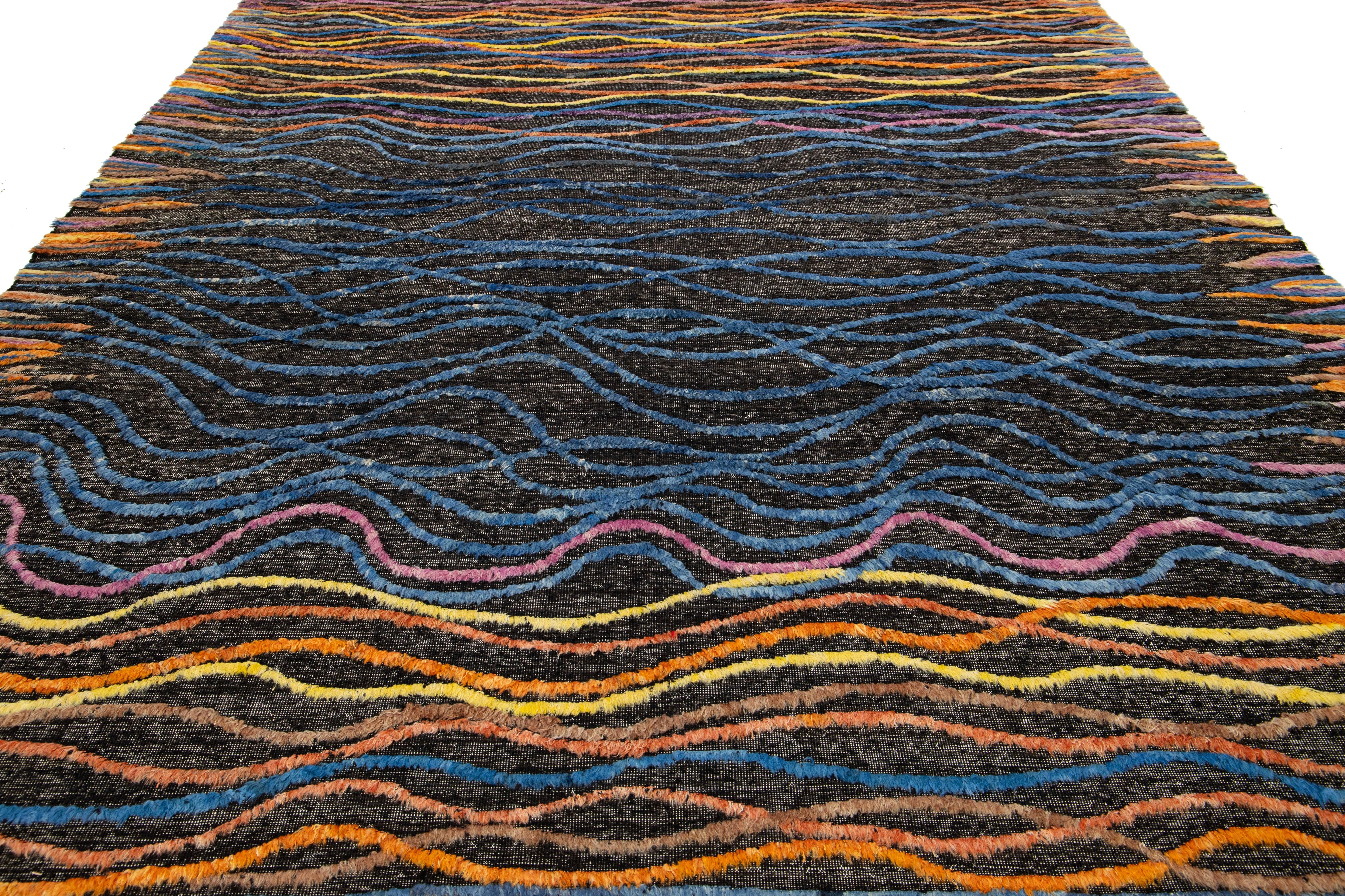Alfombra Moderna de Lana Estilo Marroquí Hecha a Mano con Diseño Abstracto Multicolor en venta 1