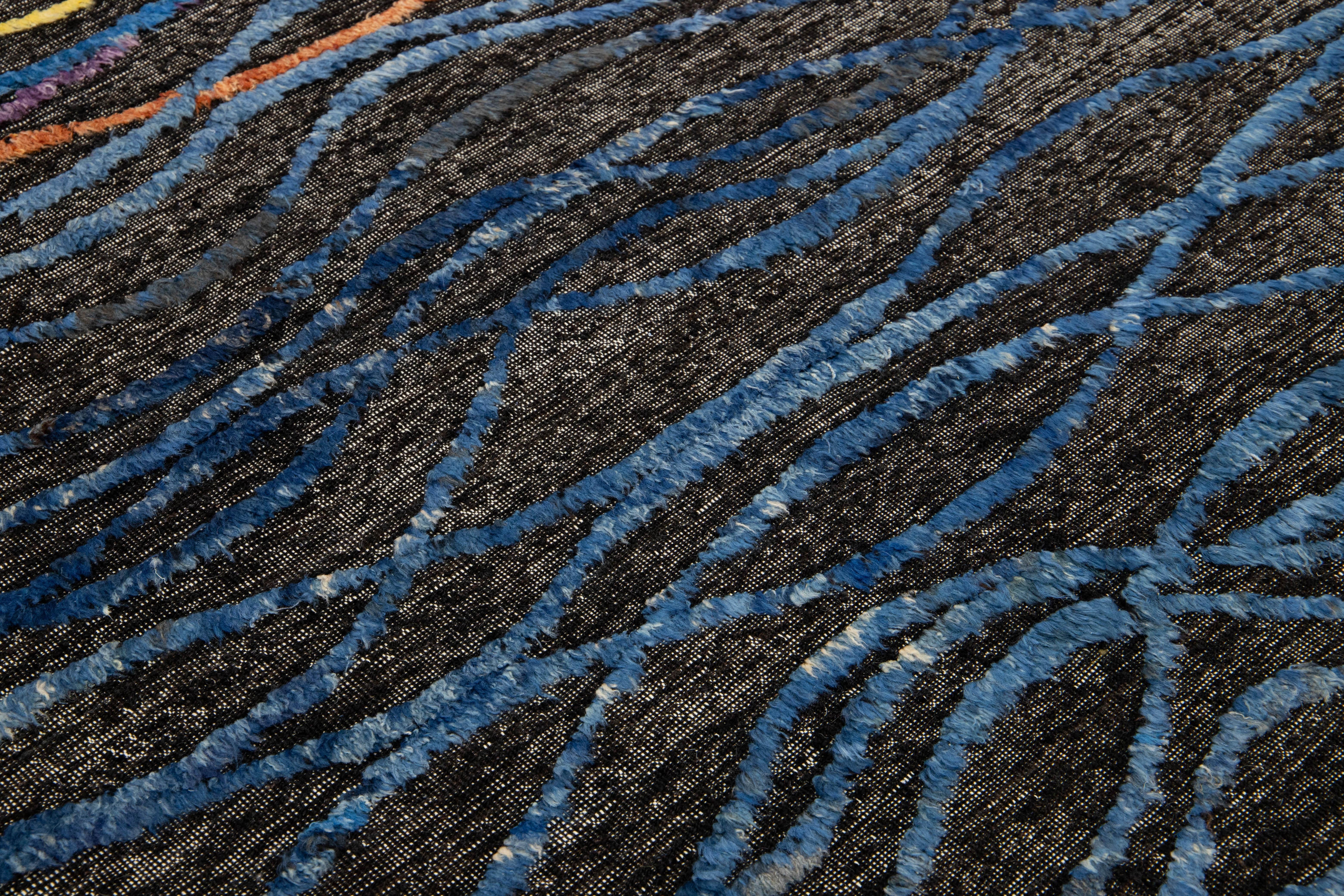 Alfombra Moderna de Lana Estilo Marroquí Hecha a Mano con Diseño Abstracto Multicolor en venta 2