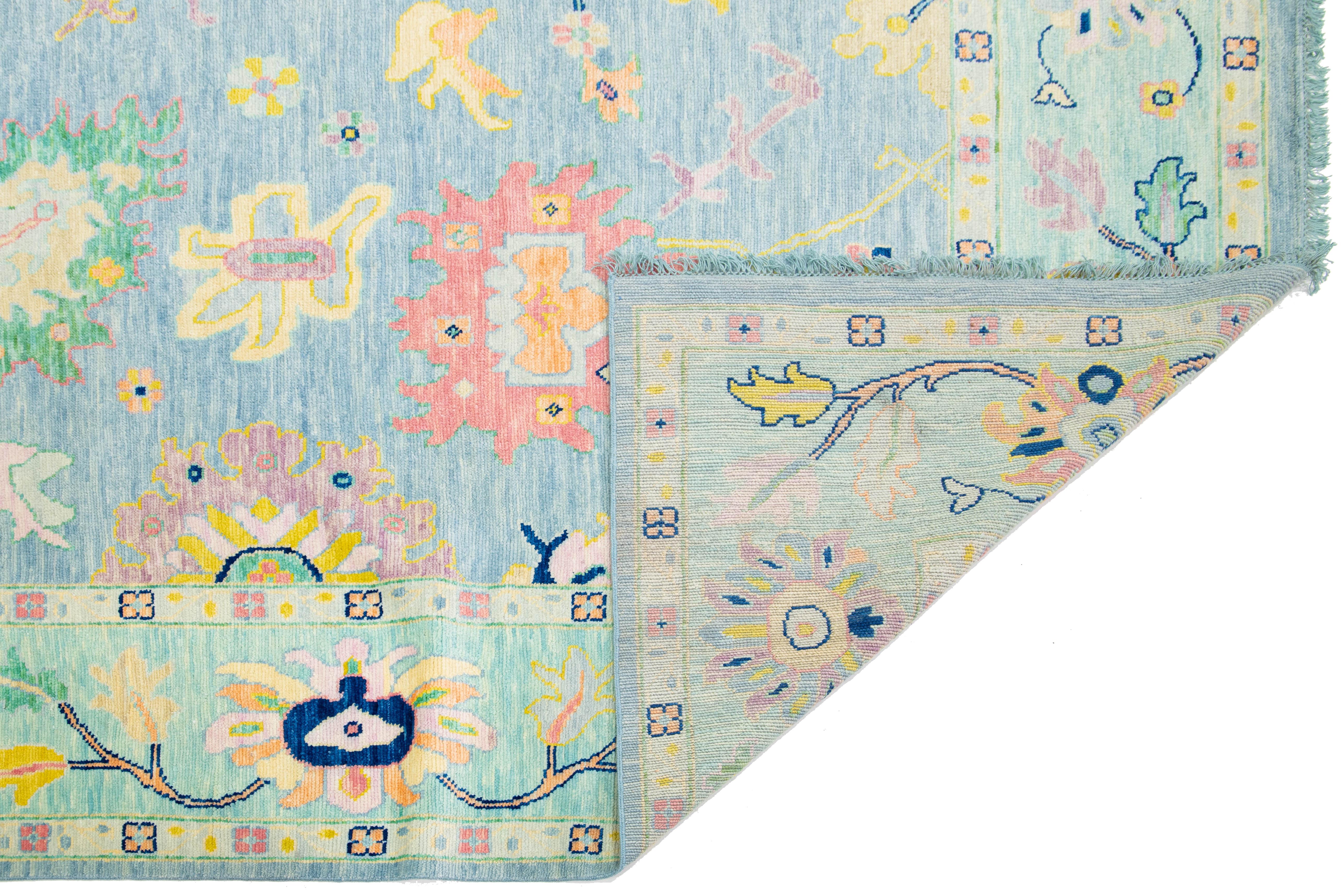 Indien Tapis moderne en laine bleue à motifs floraux, fabriqué à la main dans le style Oushak en vente