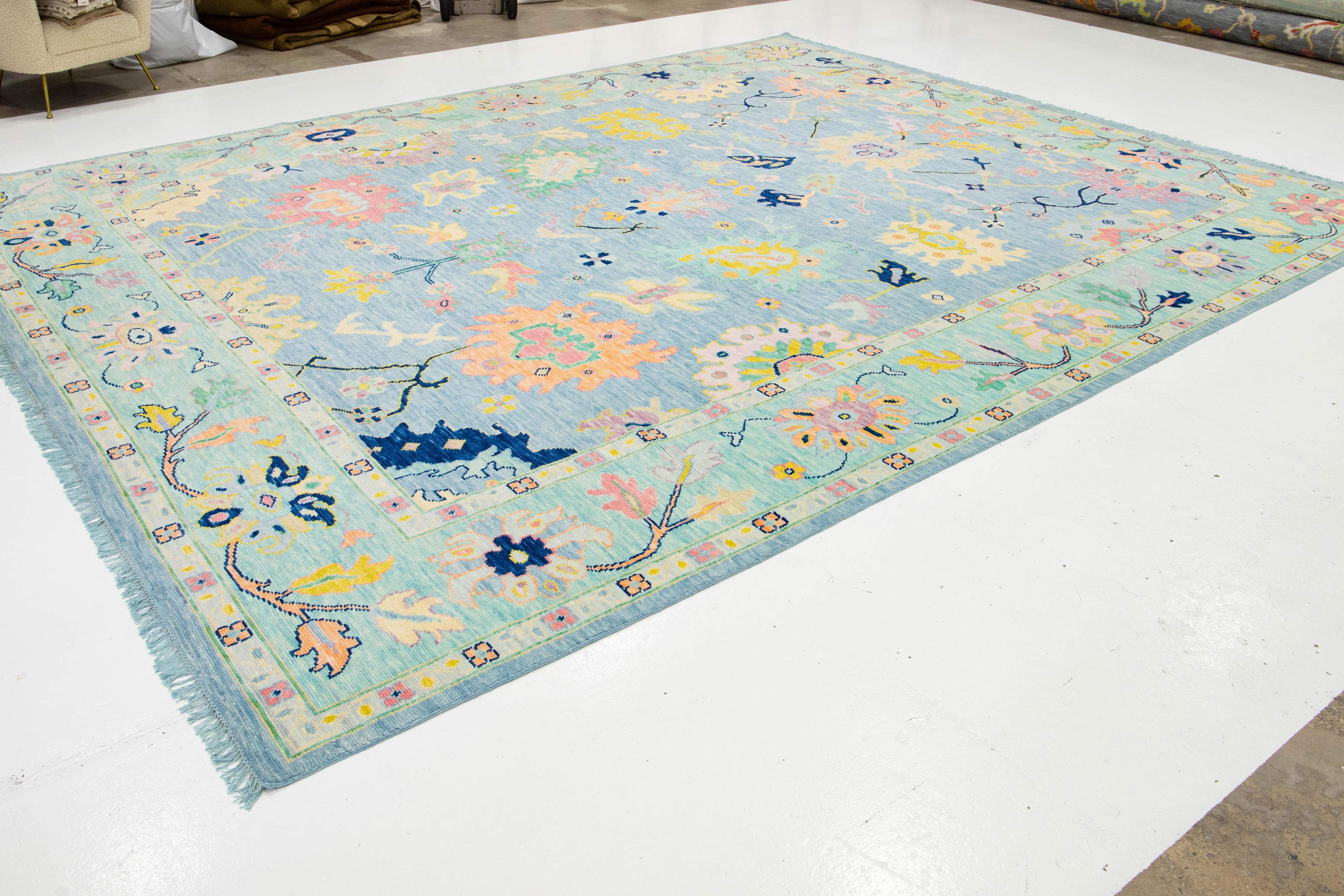 Noué à la main Tapis moderne en laine bleue à motifs floraux, fabriqué à la main dans le style Oushak en vente