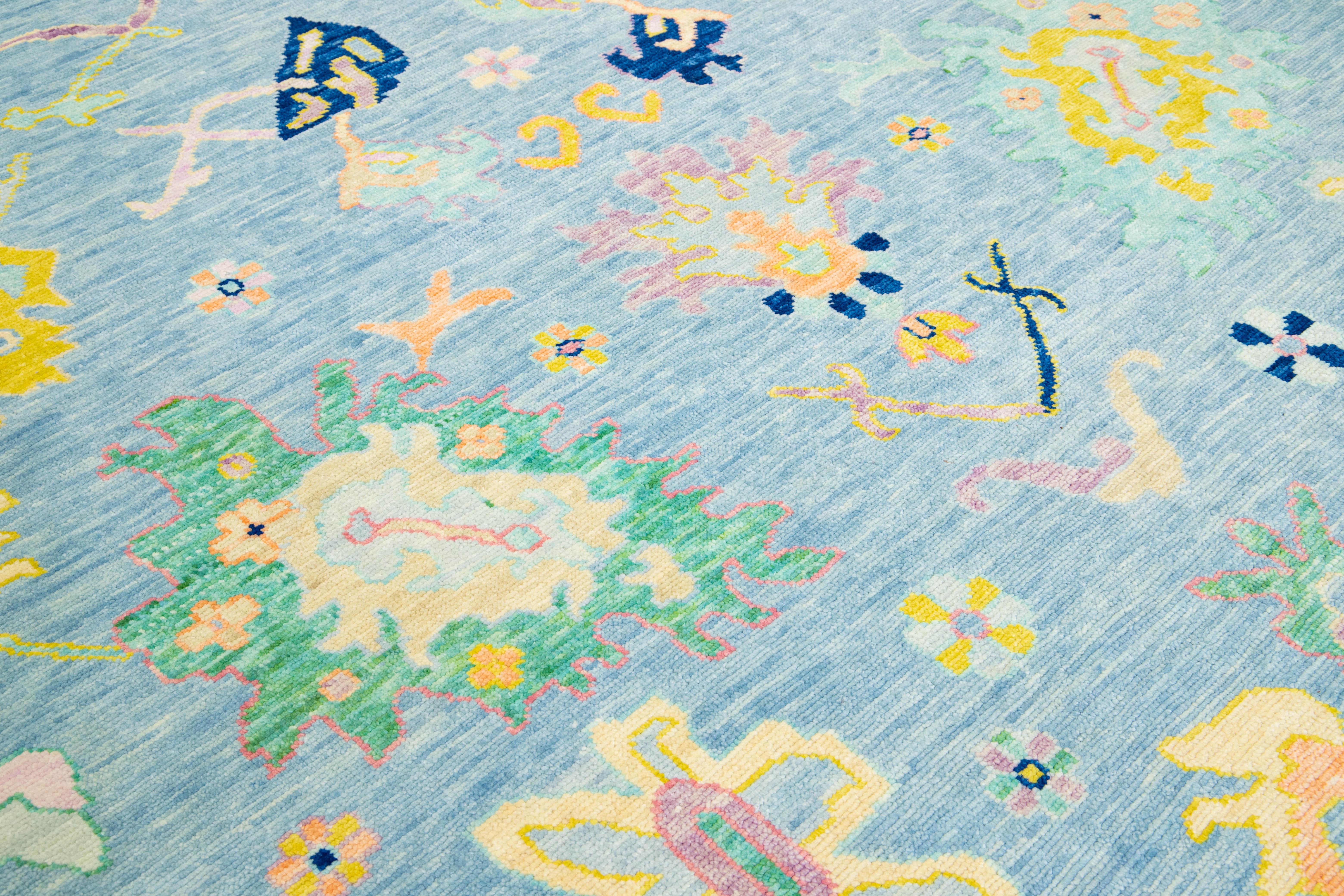Tapis moderne en laine bleue à motifs floraux, fabriqué à la main dans le style Oushak Neuf - En vente à Norwalk, CT