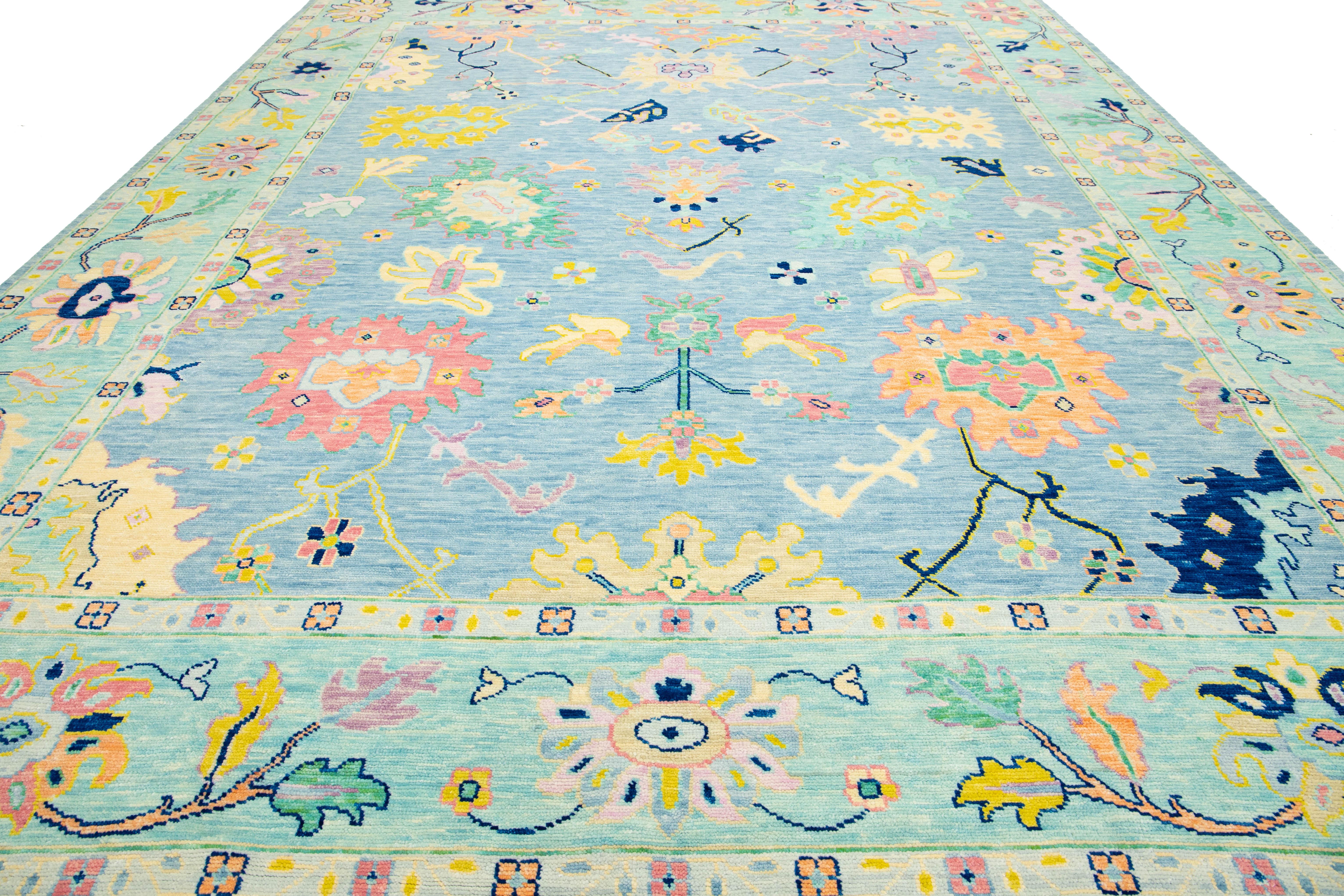 XXIe siècle et contemporain Tapis moderne en laine bleue à motifs floraux, fabriqué à la main dans le style Oushak en vente