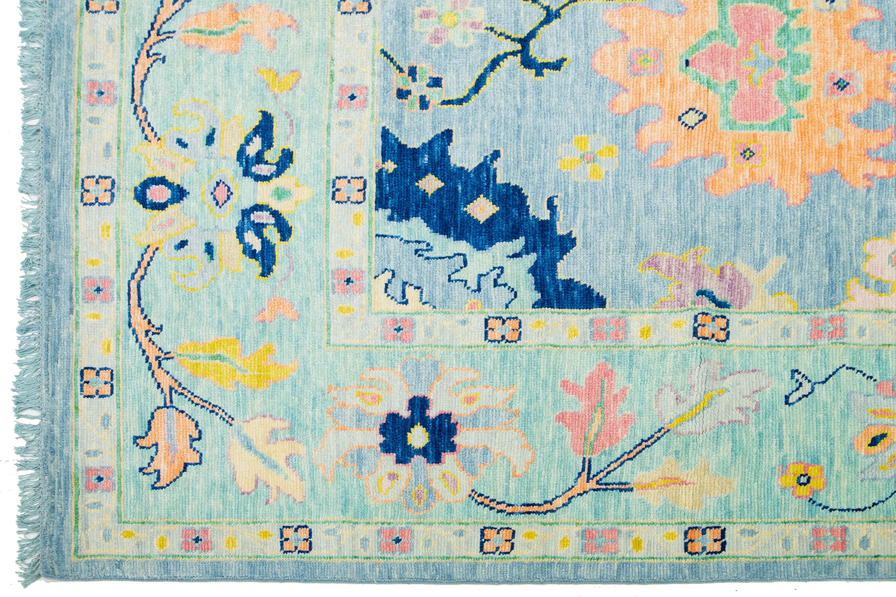 Laine Tapis moderne en laine bleue à motifs floraux, fabriqué à la main dans le style Oushak en vente