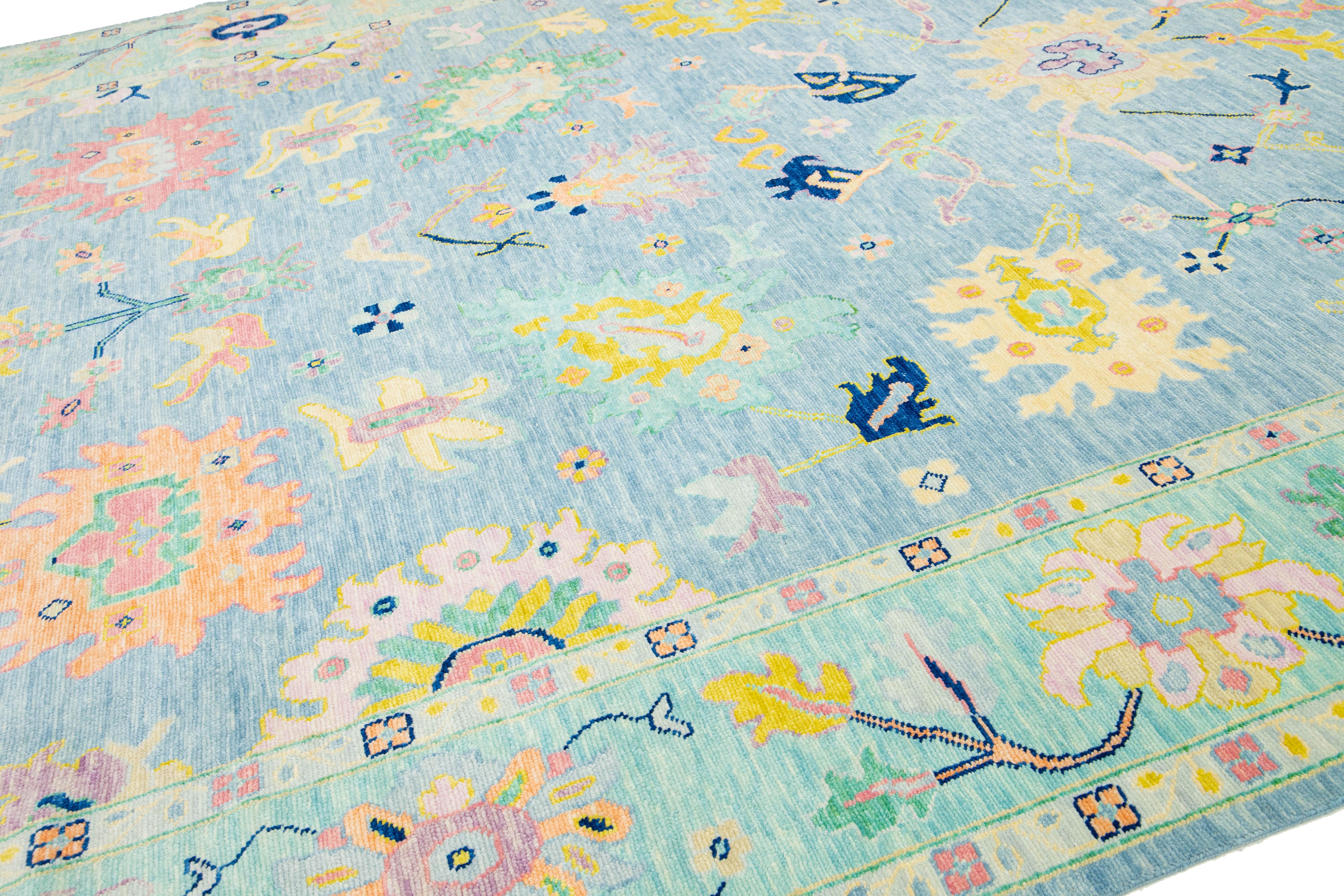 Tapis moderne en laine bleue à motifs floraux, fabriqué à la main dans le style Oushak en vente 1