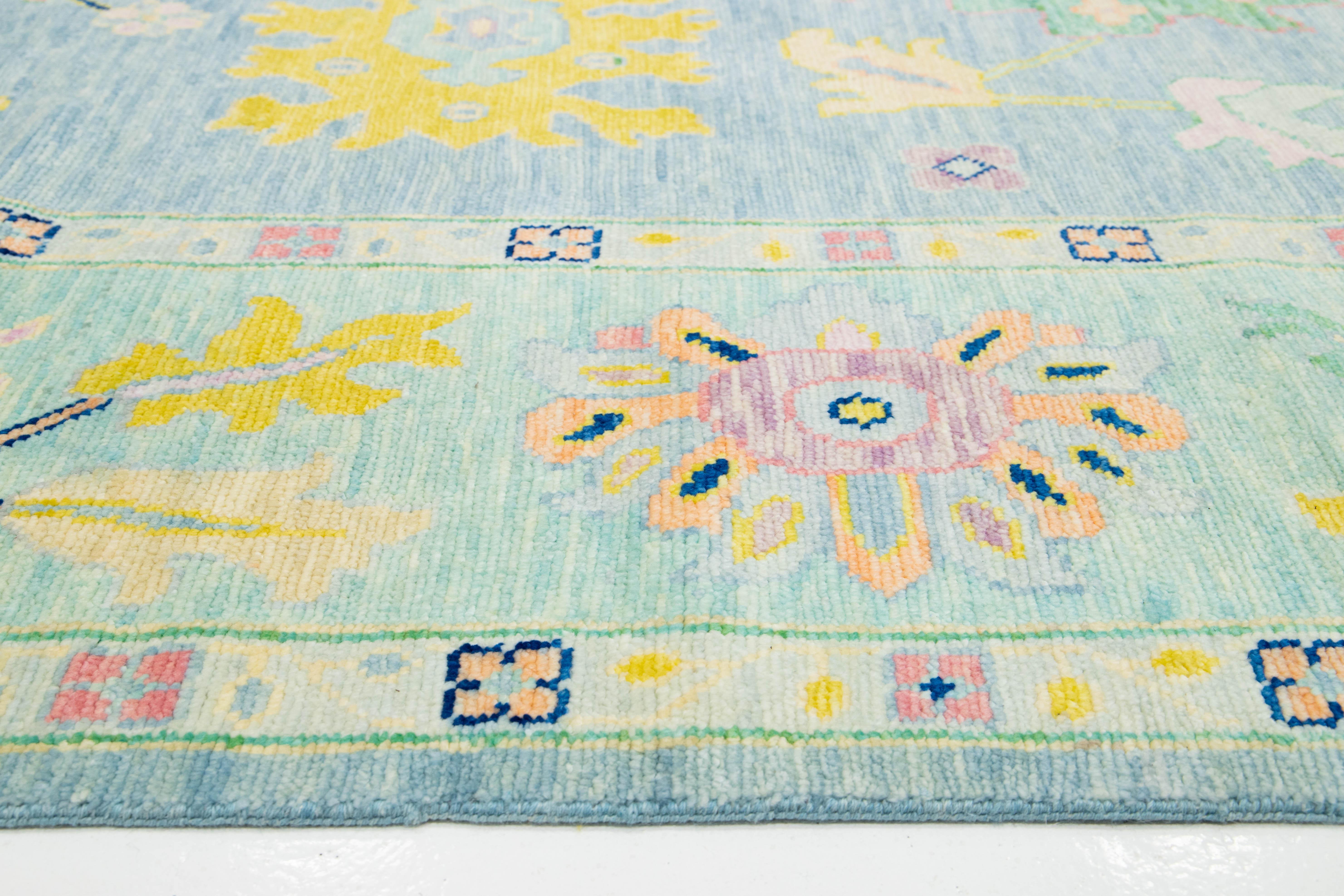 Tapis moderne en laine bleue à motifs floraux, fabriqué à la main dans le style Oushak en vente 2