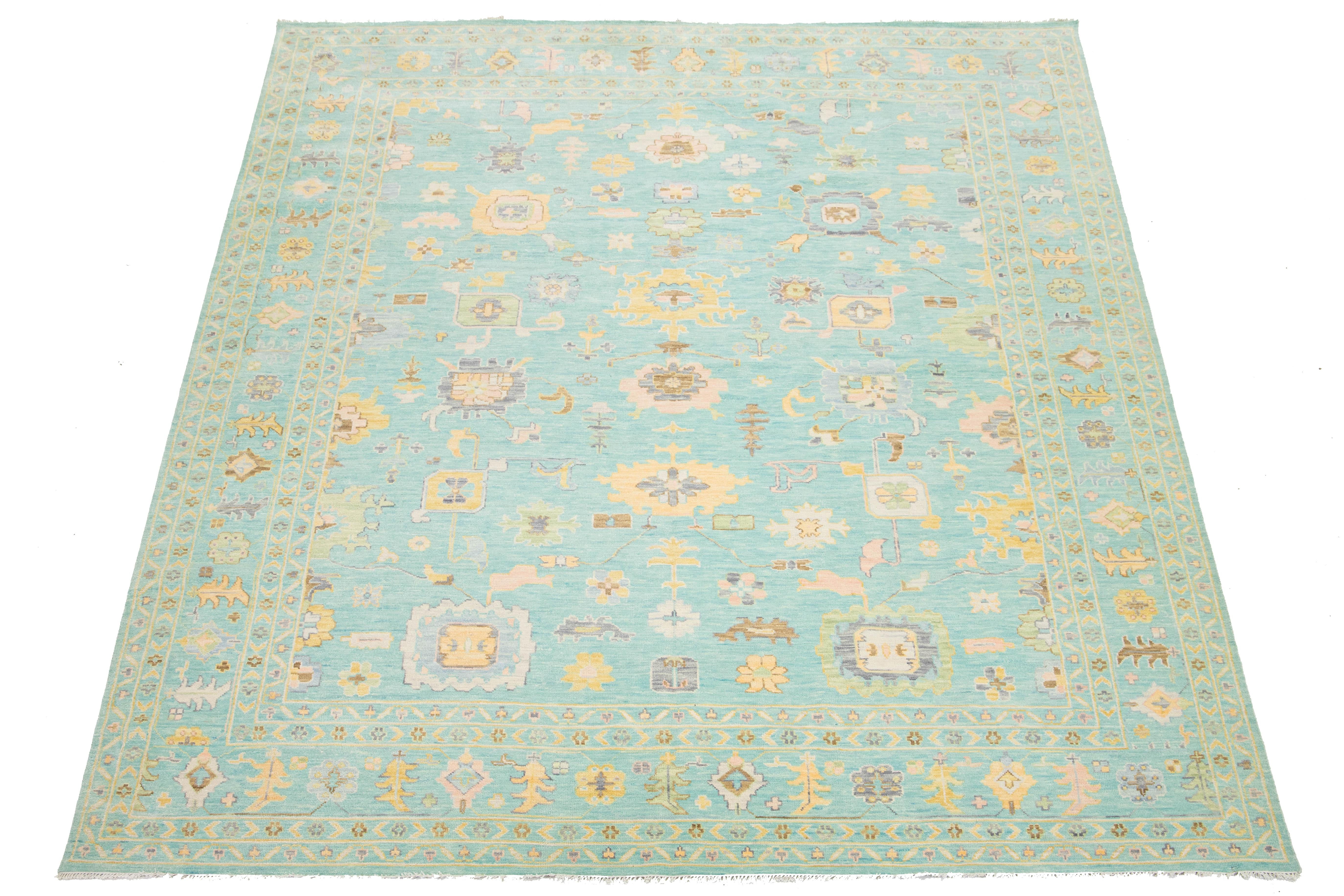 Dieser moderne Wollteppich im Oushak-Stil verbindet auf elegante Weise zeitgenössisches Design mit der klassischen Anziehungskraft der traditionellen Oushak-Handwerkskunst. Der auffällige hellgrüne Hintergrund ist von einer Umrandung umgeben,