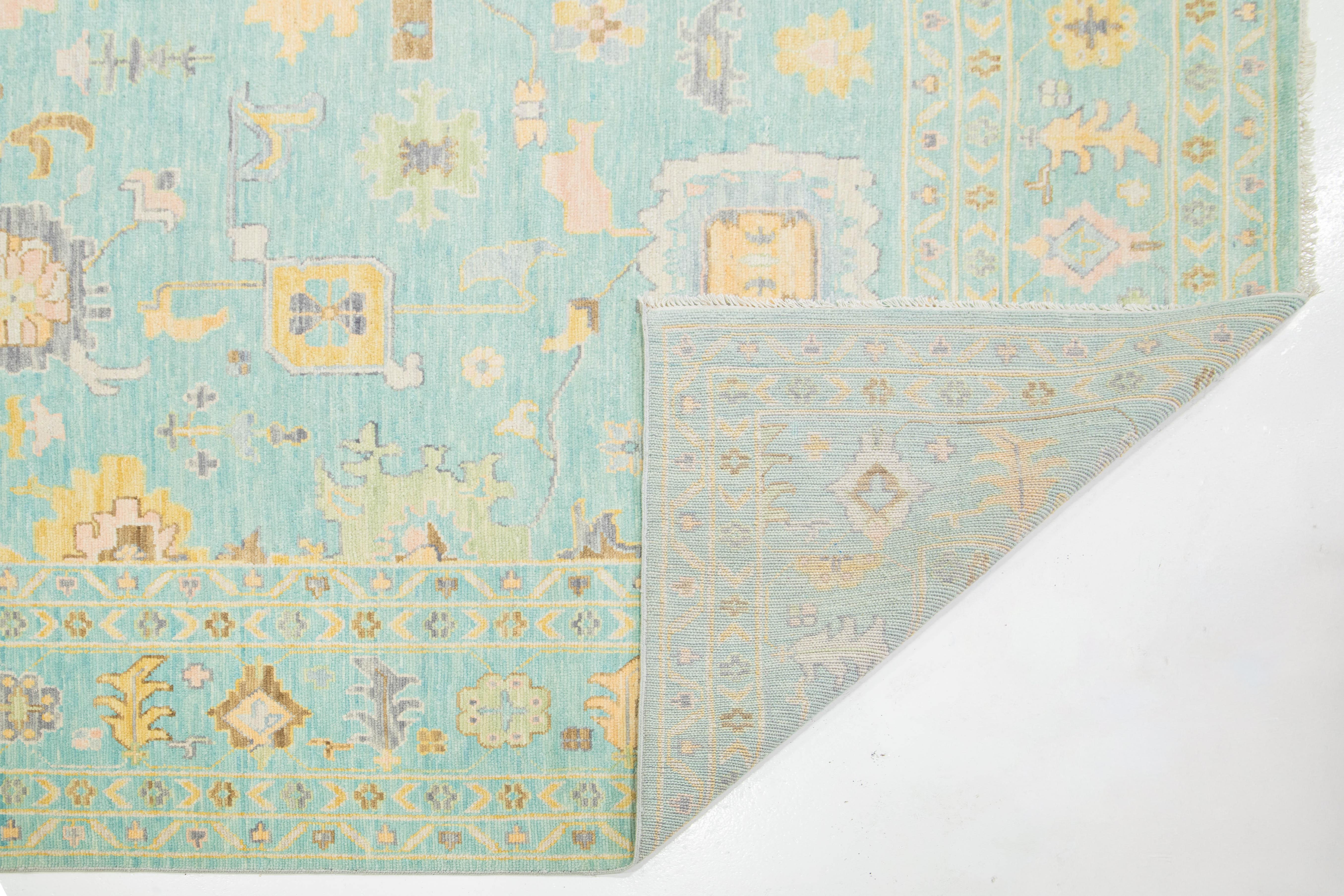Moderner handgefertigter hellgrüner Wollteppich im Oushak-Stil mit floralem Design (Indisch) im Angebot
