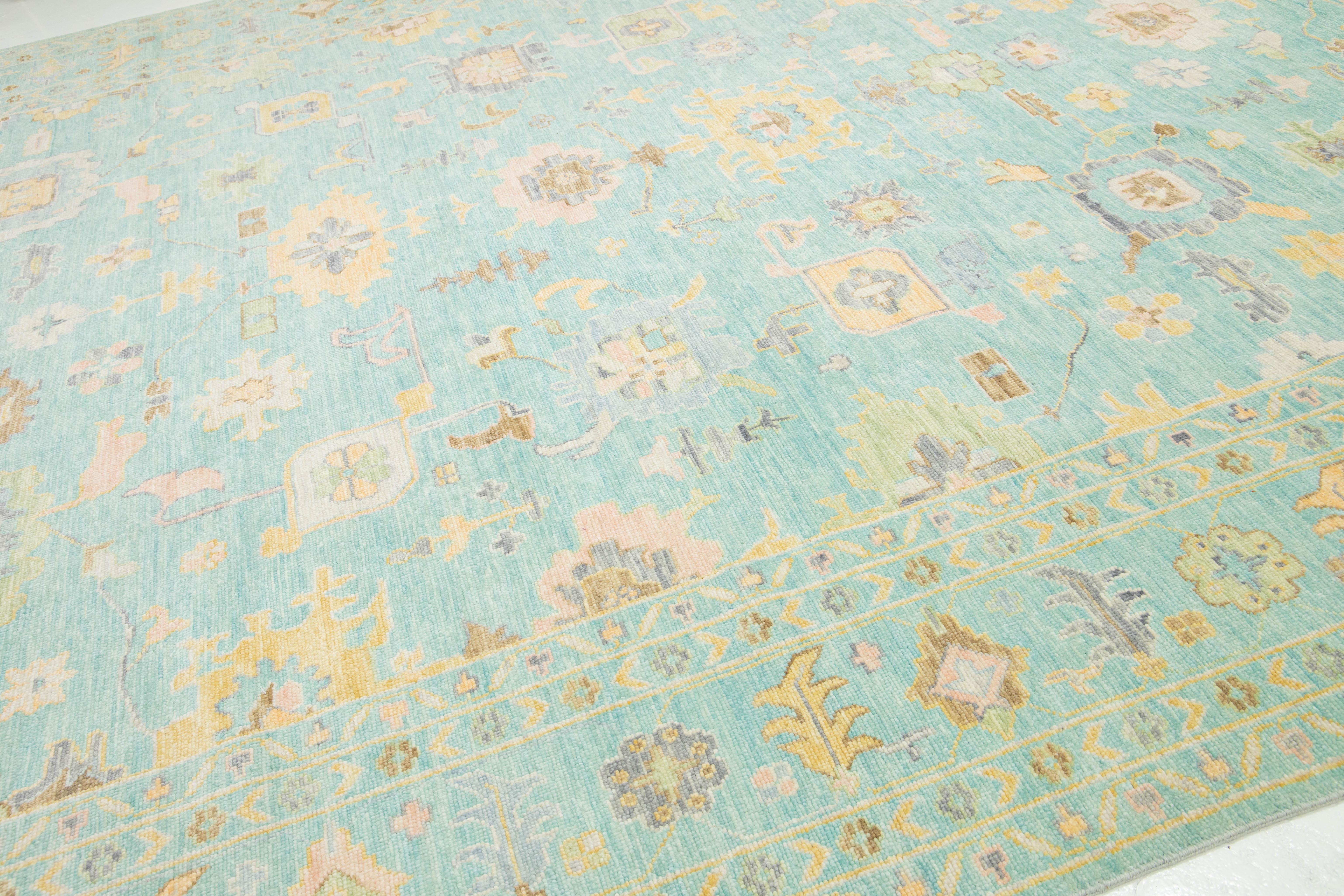Moderner handgefertigter hellgrüner Wollteppich im Oushak-Stil mit floralem Design im Zustand „Neu“ im Angebot in Norwalk, CT