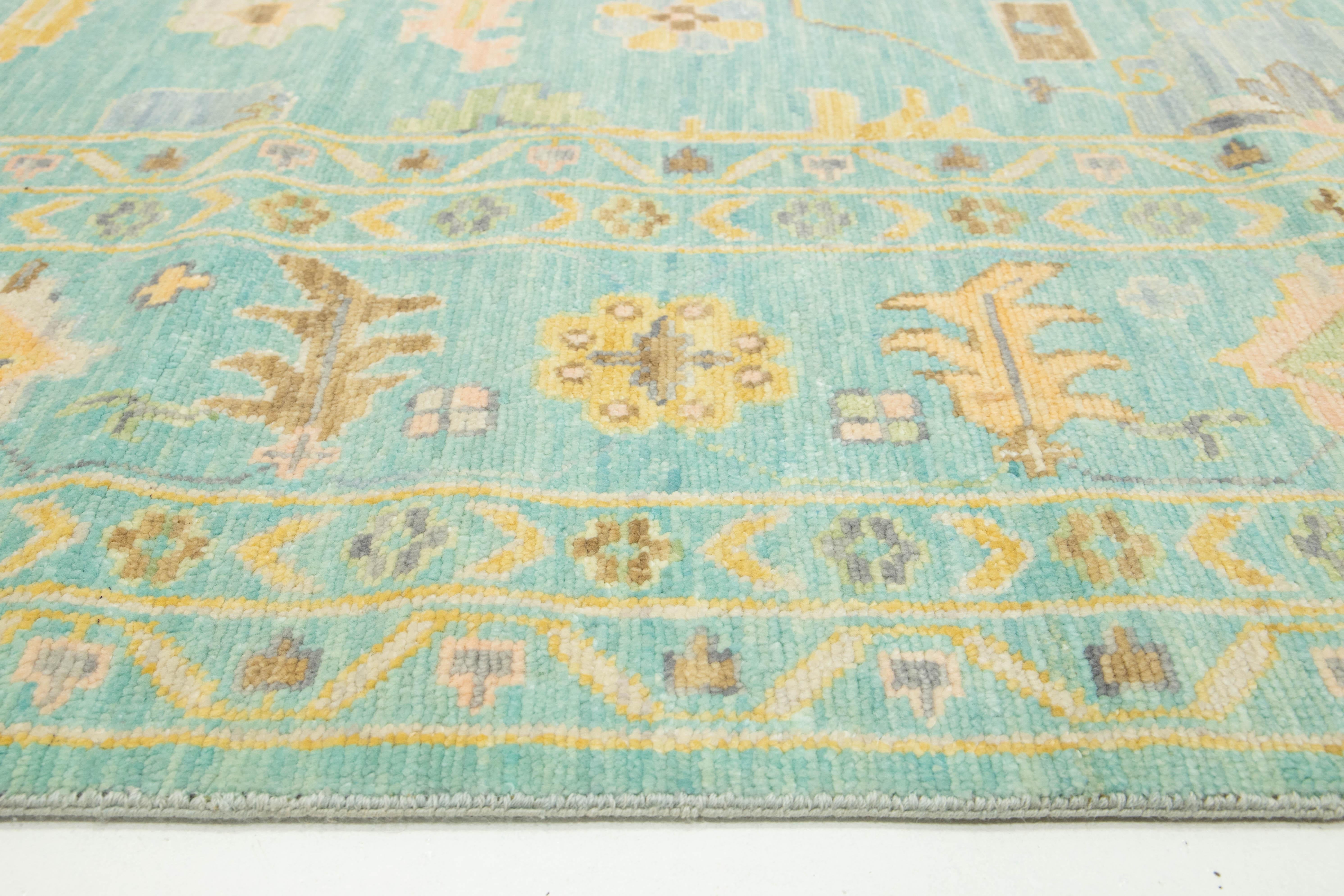 Moderner handgefertigter hellgrüner Wollteppich im Oushak-Stil mit floralem Design (21. Jahrhundert und zeitgenössisch) im Angebot