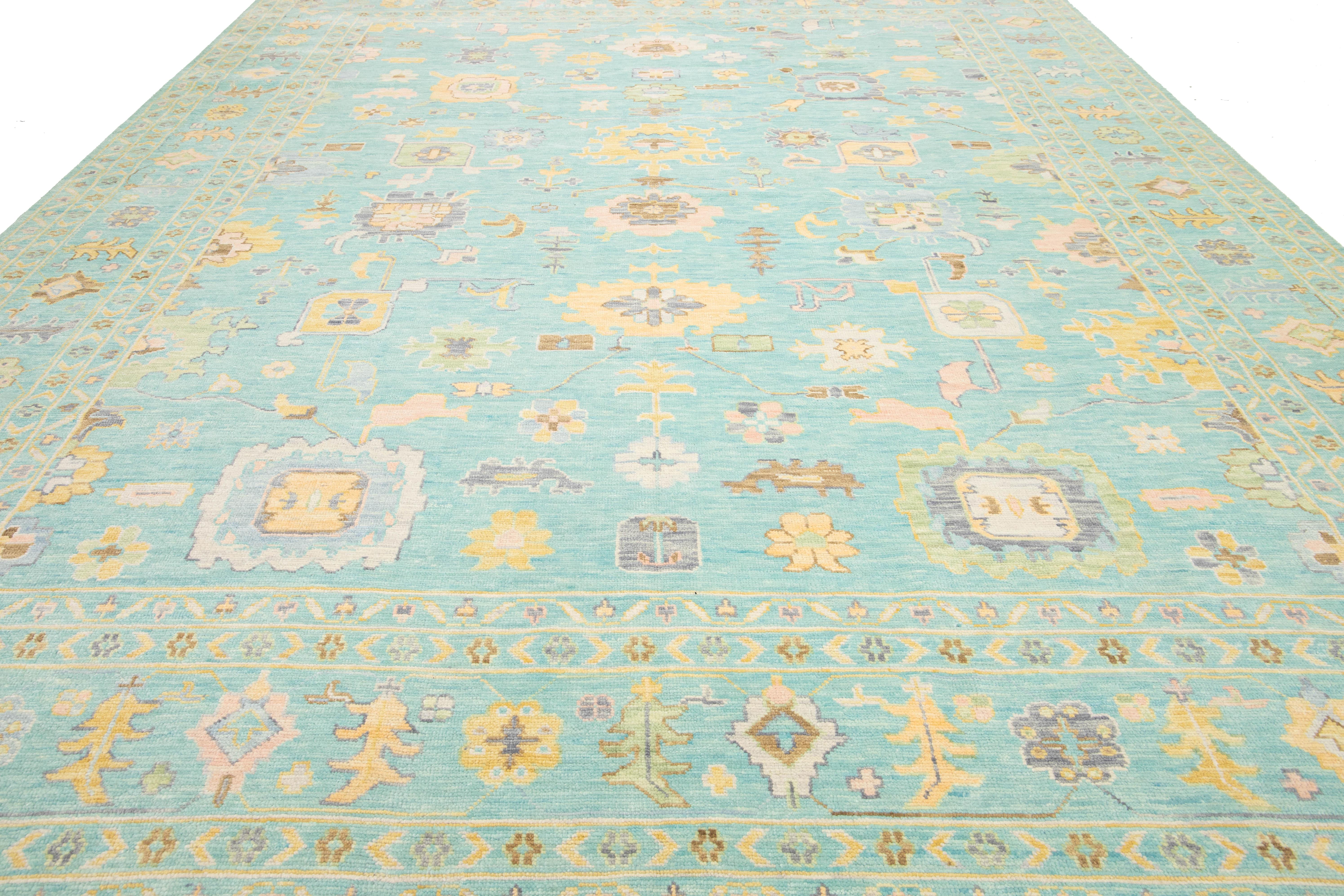 Moderner handgefertigter hellgrüner Wollteppich im Oushak-Stil mit floralem Design (Wolle) im Angebot