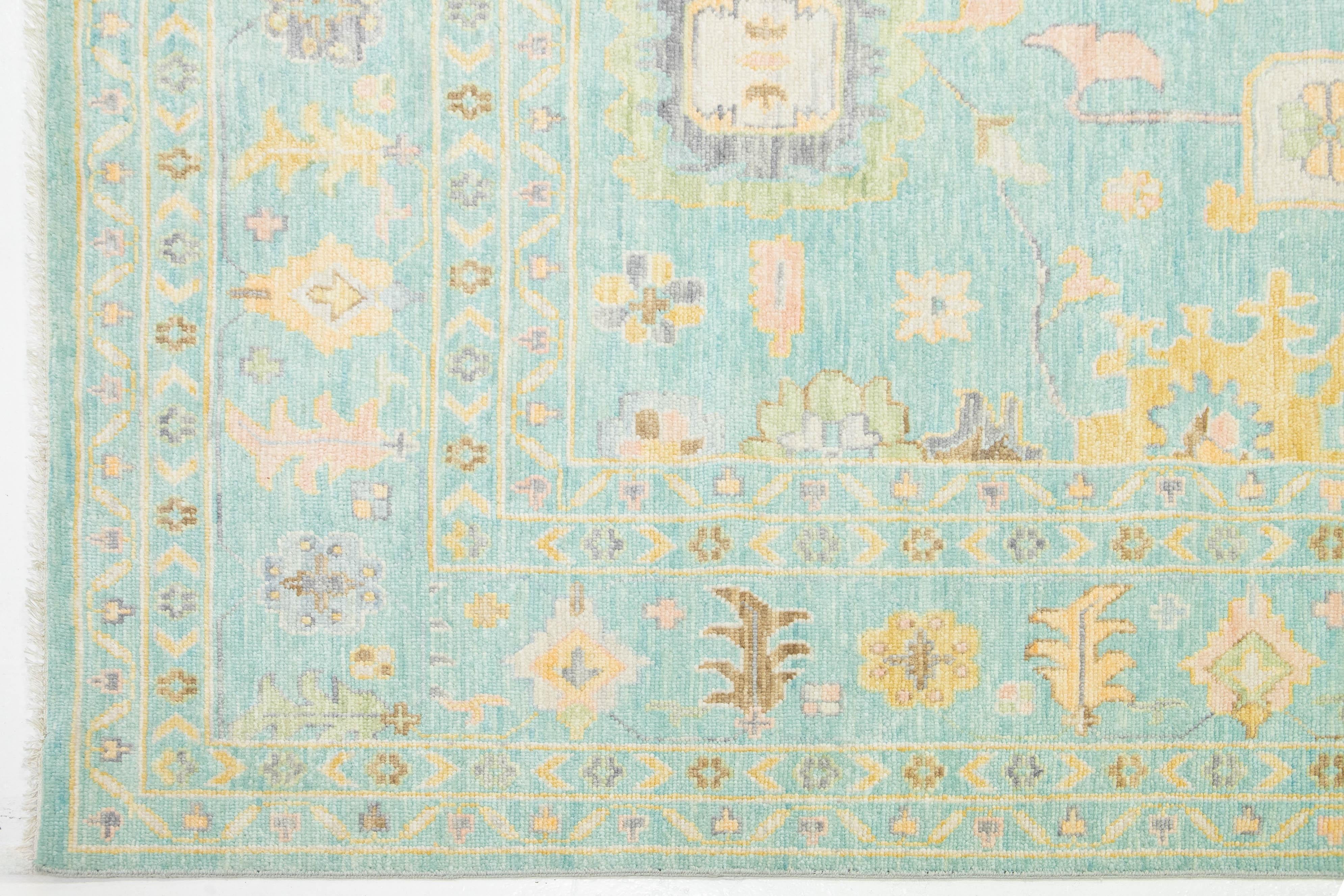 Moderner handgefertigter hellgrüner Wollteppich im Oushak-Stil mit floralem Design im Angebot 1