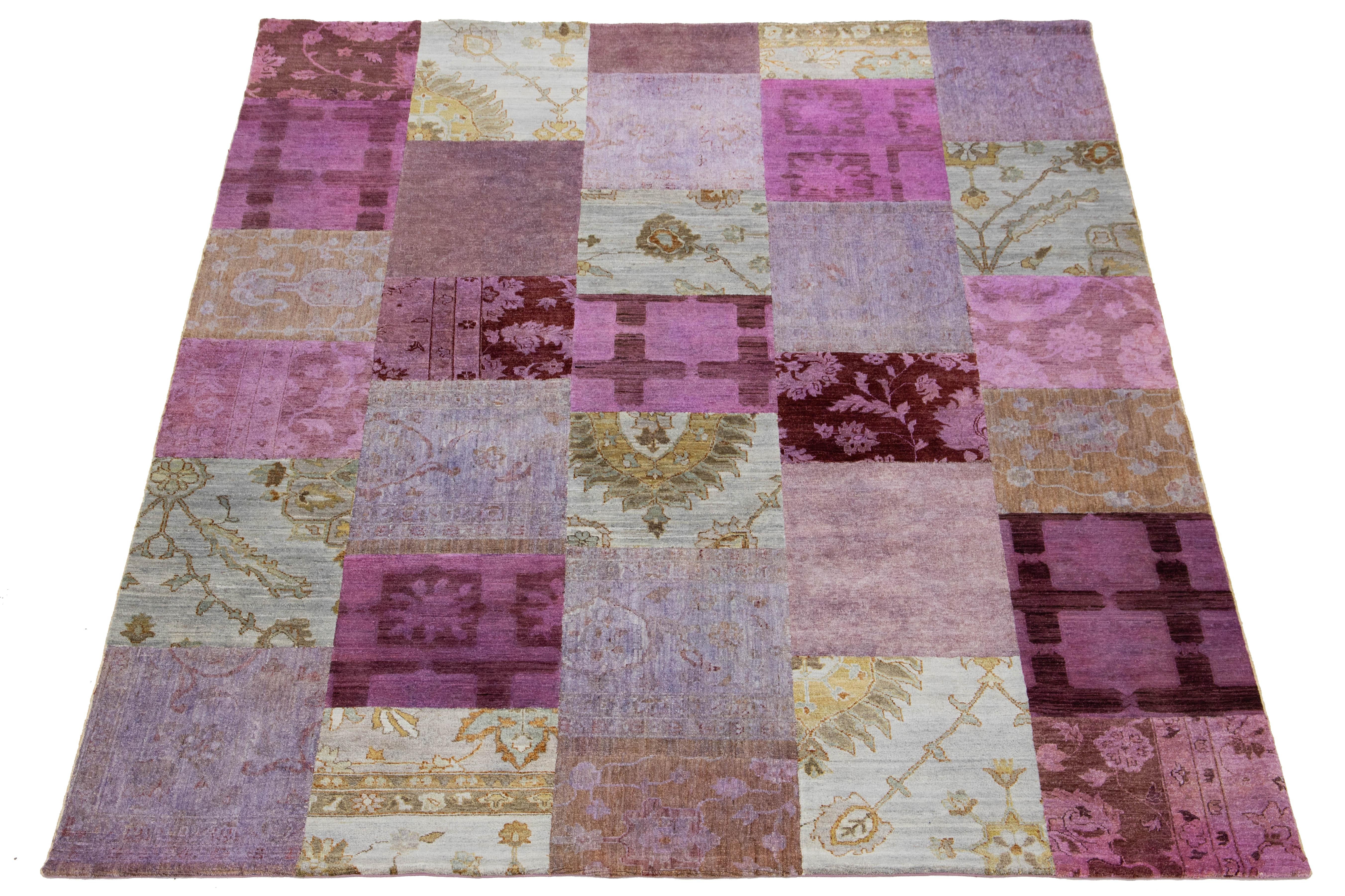 Wir präsentieren einen atemberaubenden, handgefertigten, modernen Wollteppich mit einem bezaubernden rosa Feld. Dieses Stück ist mit einem floral inspirierten Muster verziert und verfügt über lebhafte, mehrfarbige Akzente, die alle wunderschön in