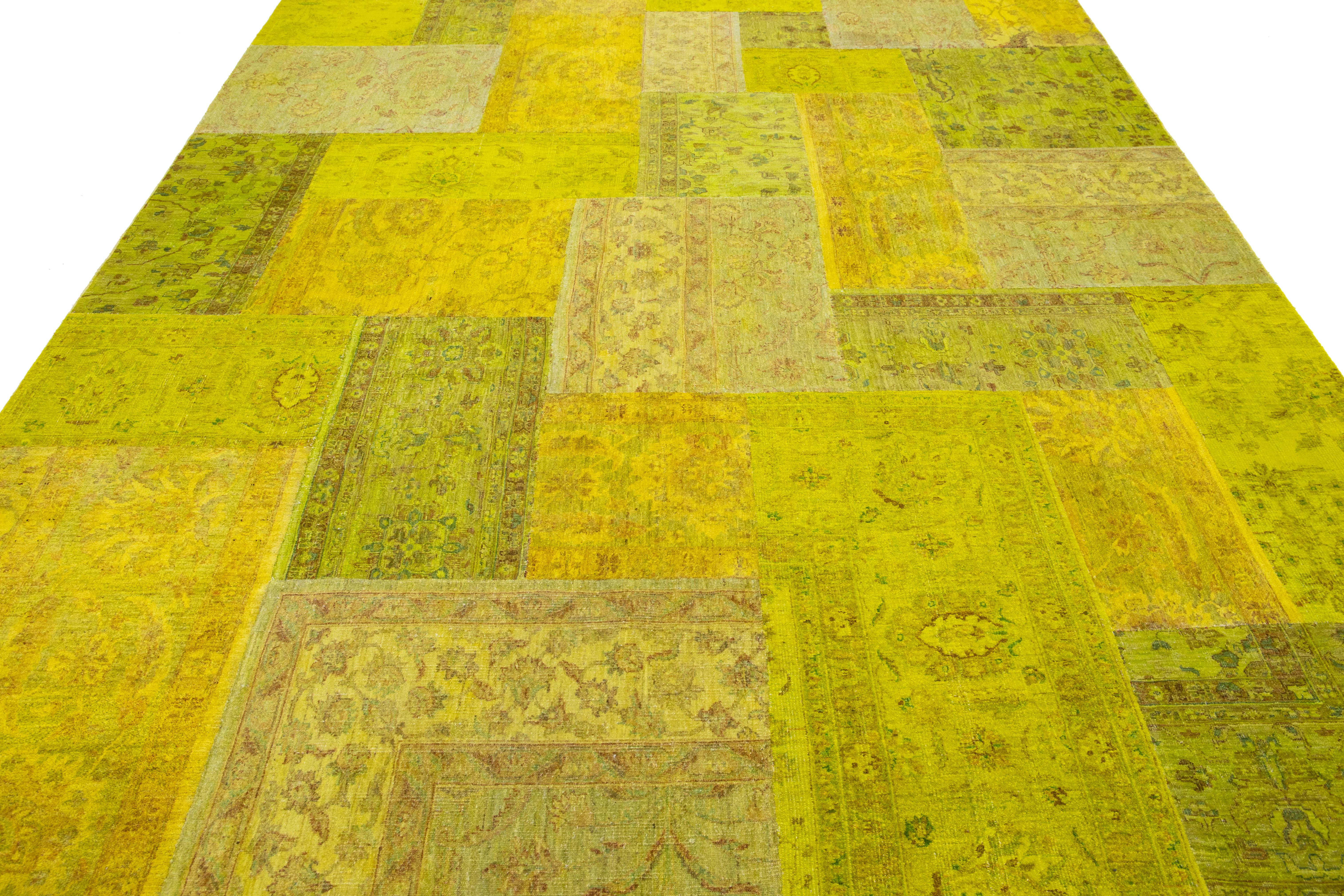 Bellissimo tappeto patchwork fatto a mano con un campo verde. Questo tappeto presenta una struttura di ispirazione tribale con accenti multicolori in un sorprendente disegno patchwork.

Questo tappeto misura 8'2
