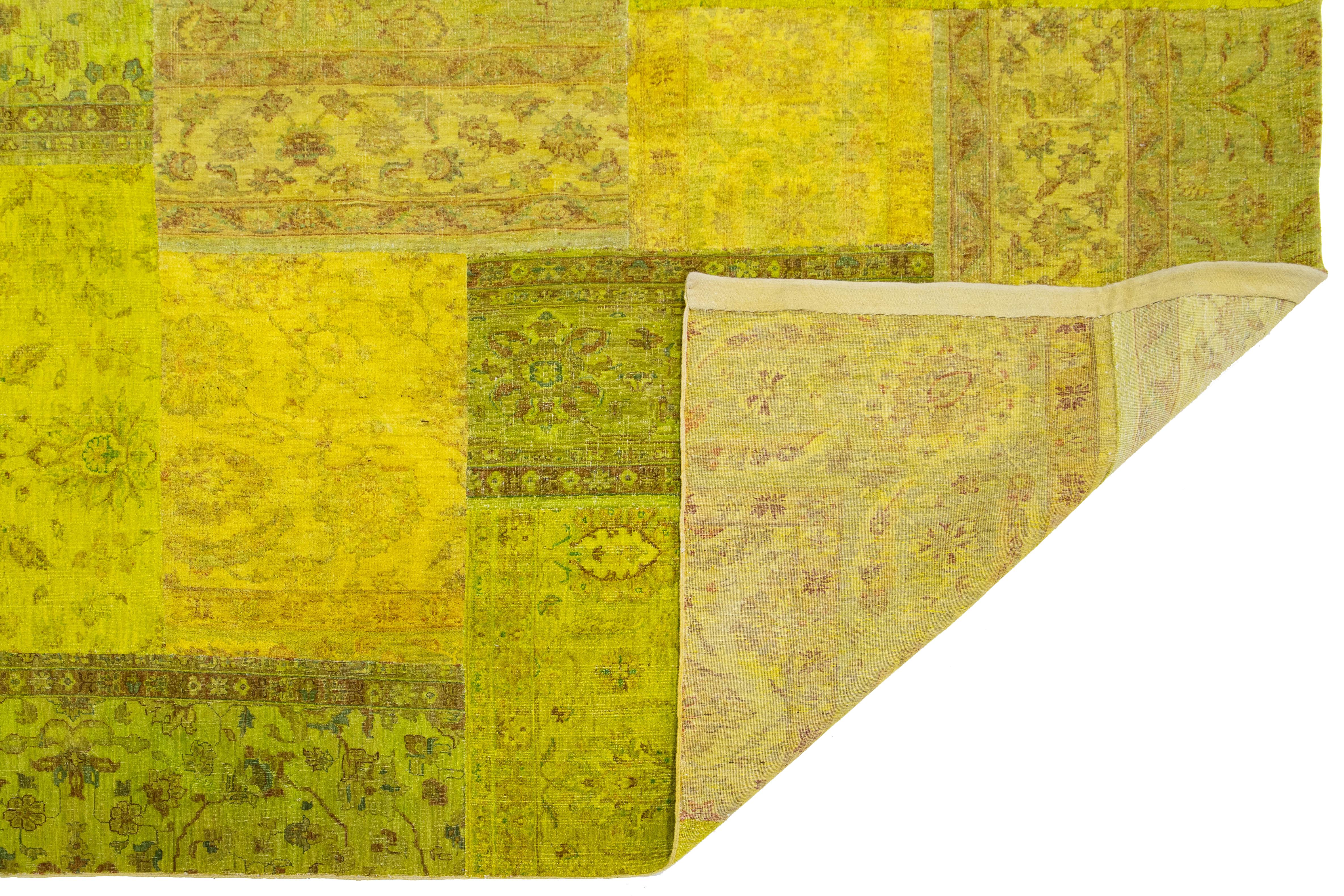 Mid-Century moderno Tappeto moderno in lana patchwork realizzato a mano in verde con disegno allover in vendita