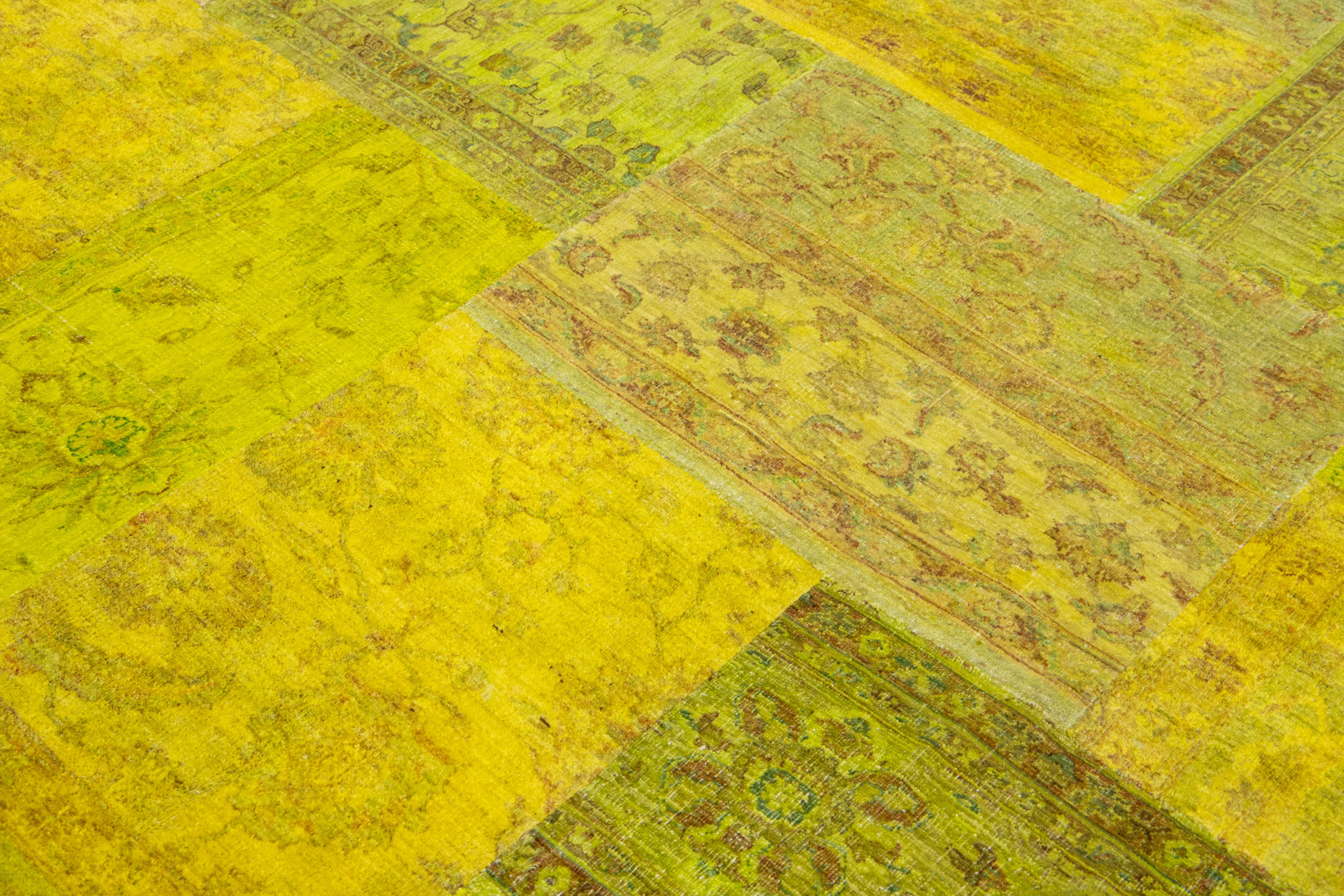 Annodato a mano Tappeto moderno in lana patchwork realizzato a mano in verde con disegno allover in vendita