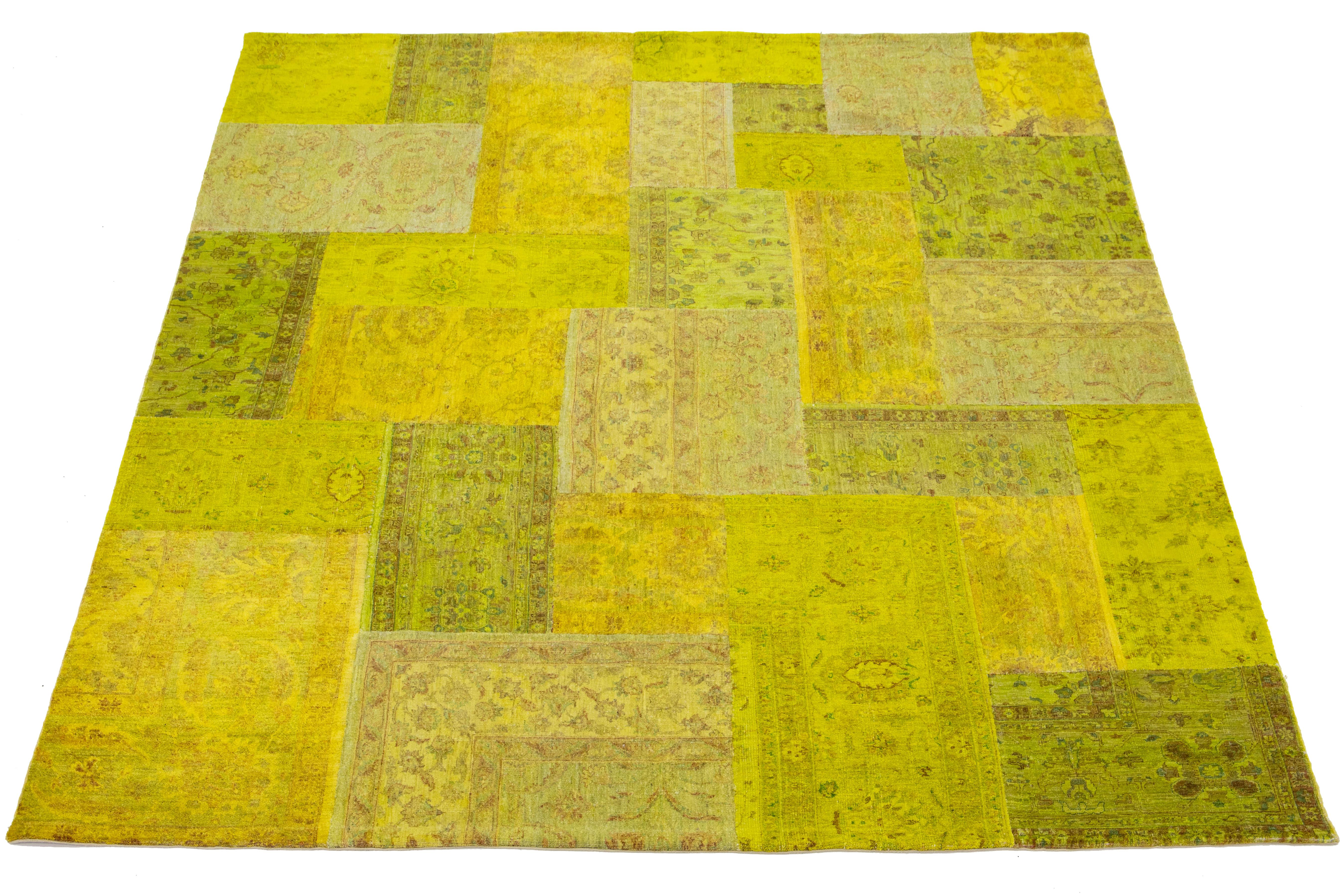 Tappeto moderno in lana patchwork realizzato a mano in verde con disegno allover In condizioni Nuovo in vendita a Norwalk, CT
