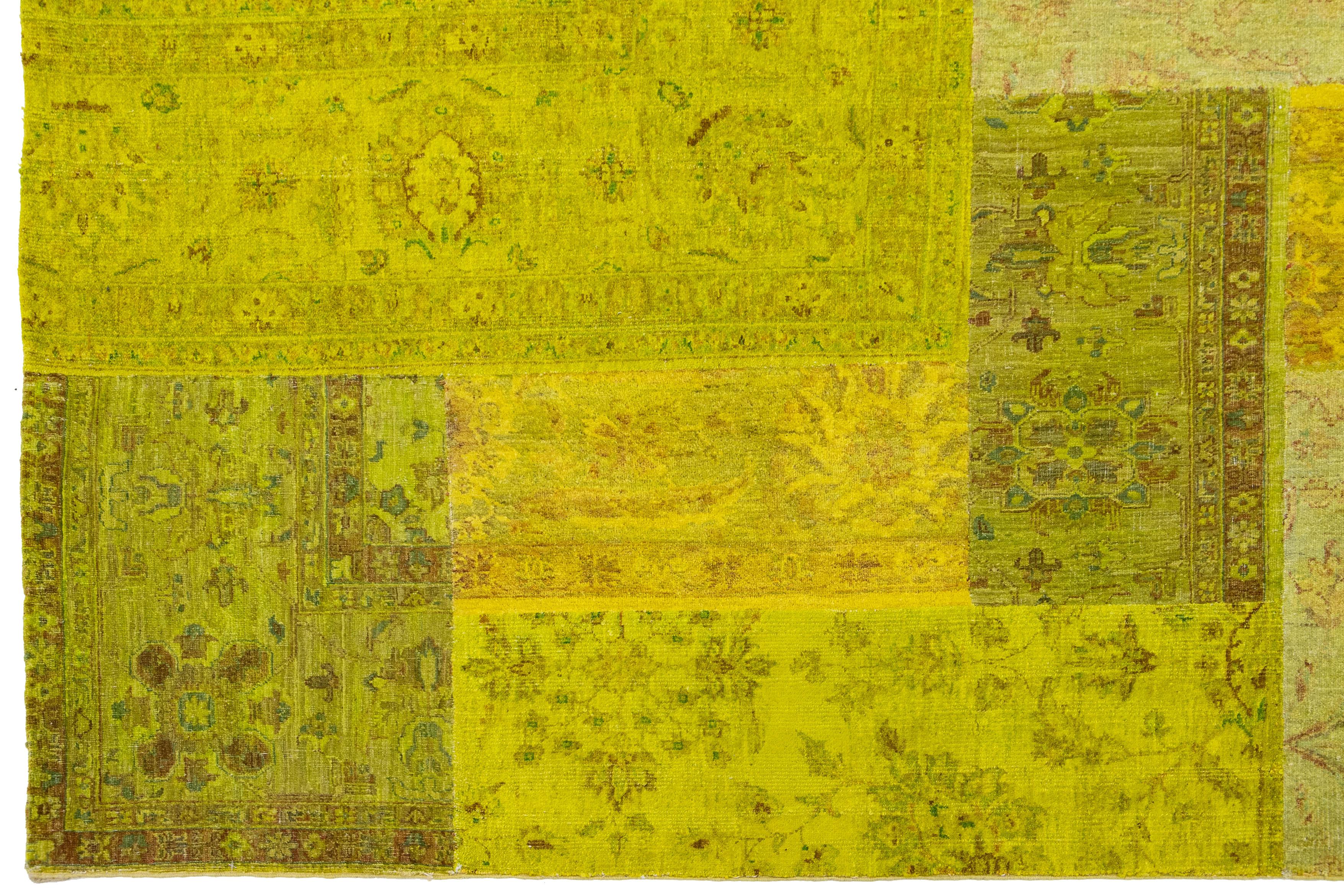 XXI secolo e contemporaneo Tappeto moderno in lana patchwork realizzato a mano in verde con disegno allover in vendita