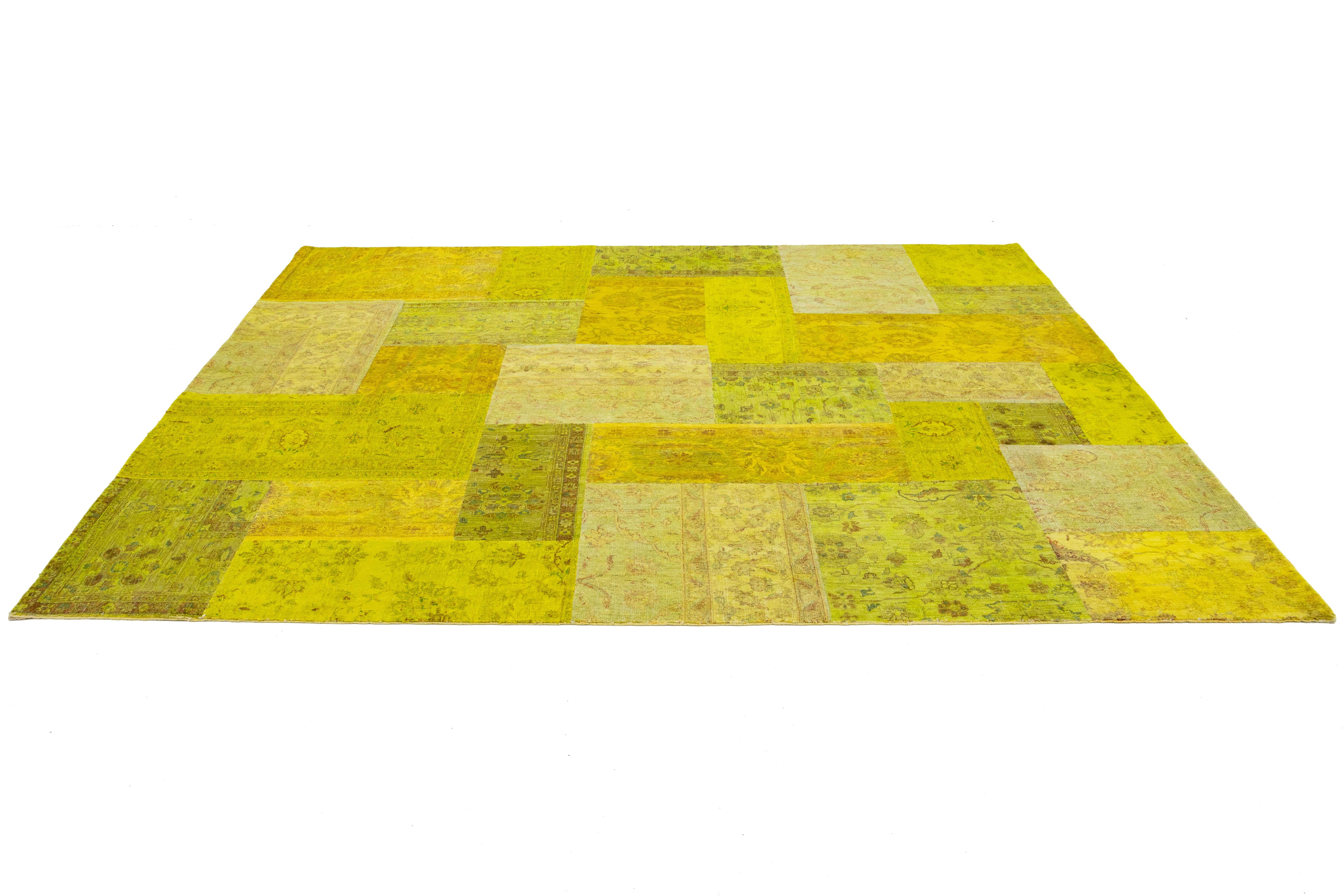 Lana Tappeto moderno in lana patchwork realizzato a mano in verde con disegno allover in vendita