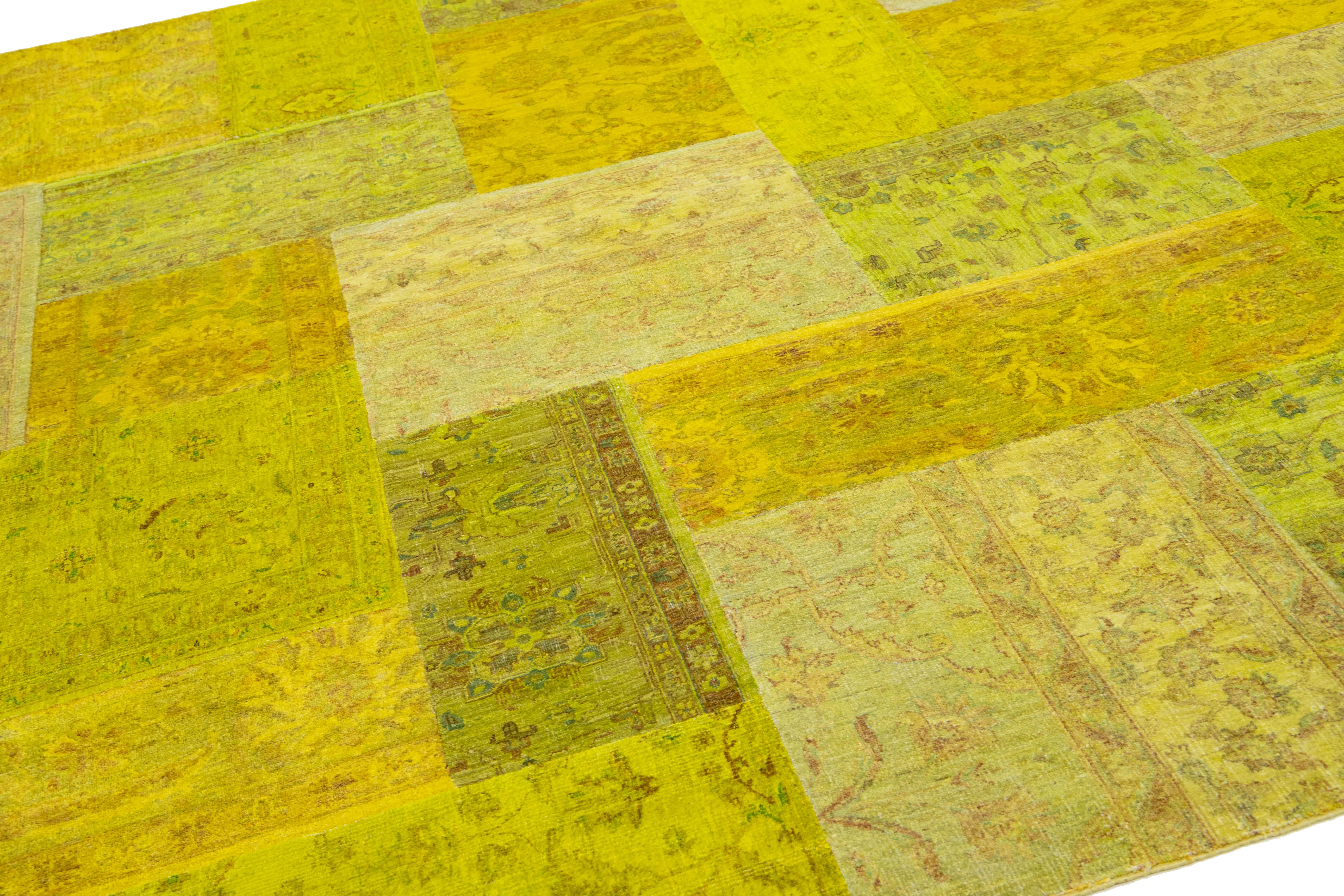Tappeto moderno in lana patchwork realizzato a mano in verde con disegno allover in vendita 1