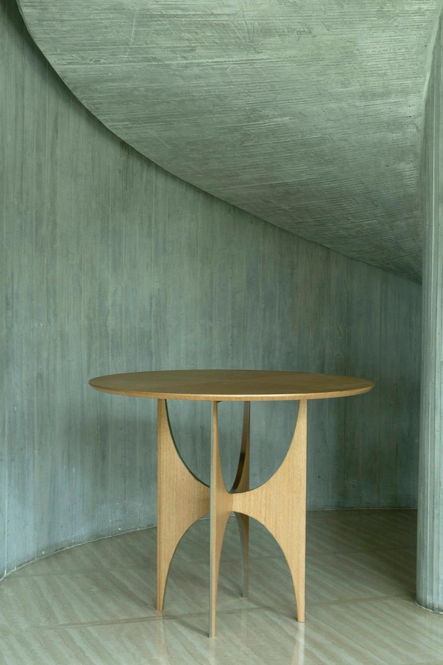Arc round table
Baltic birch plywood with quarter cut white oak veneer
(Brass and stainless steel
Inlays upon request)
Designed by Ana Volante
Dimensions:
75cm (H) x 90cm (D)
29.5