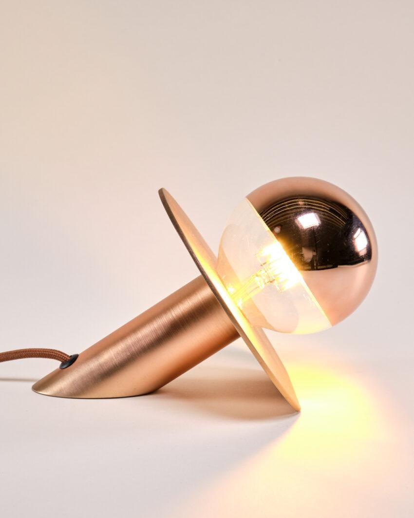 Lampe de bureau, de table et de chevet moderne en acier inoxydable fabriquée à la main Eclipse, Carla Steele Neuf - En vente à Geneve, CH