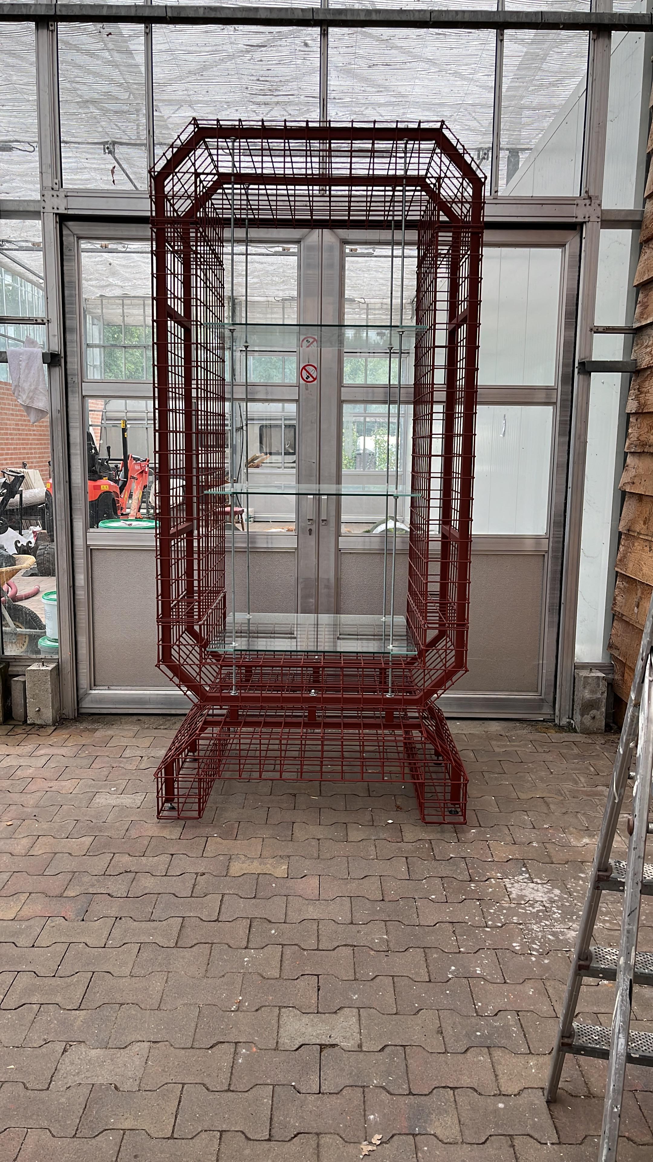 Industriale Moderna cassa artigianale in acciaio con ripiani fluttuanti in vetro Design olandese fatto a mano in vendita