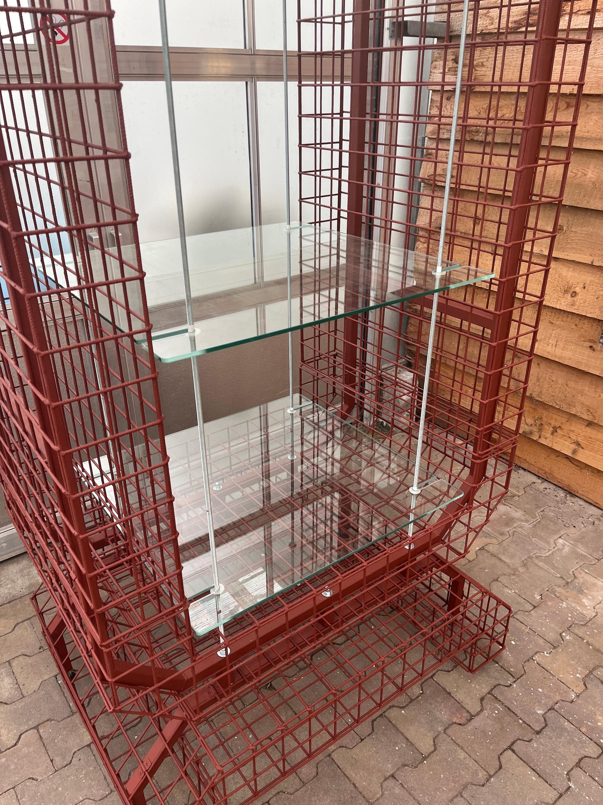 Olandese Moderna cassa artigianale in acciaio con ripiani fluttuanti in vetro Design olandese fatto a mano in vendita